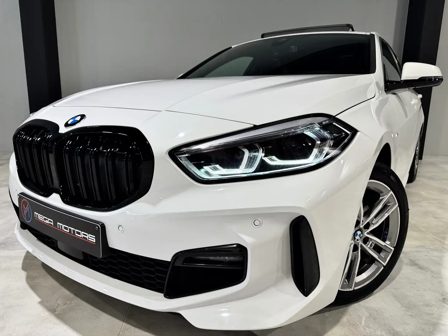 BMW 118 i 140CV PACK M" T.PANO NAVi CARPLAY LED COCKPiT 3D Bianco - 1