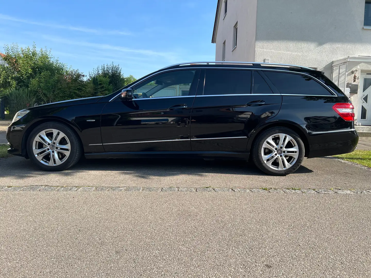 Mercedes-Benz E 250 T CDI DPF BlueEFFICIENCY 7G-TRONIC Avantgarde Navi Schwarz - 1