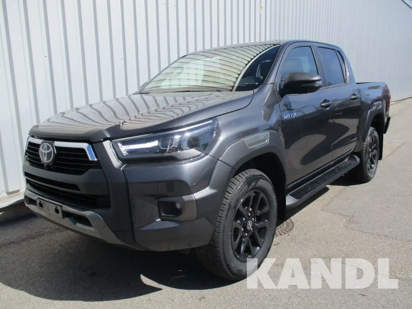 Toyota Hilux DK Invincible 4WD 2.8 D-4D MHEV Aut. Grau - 1