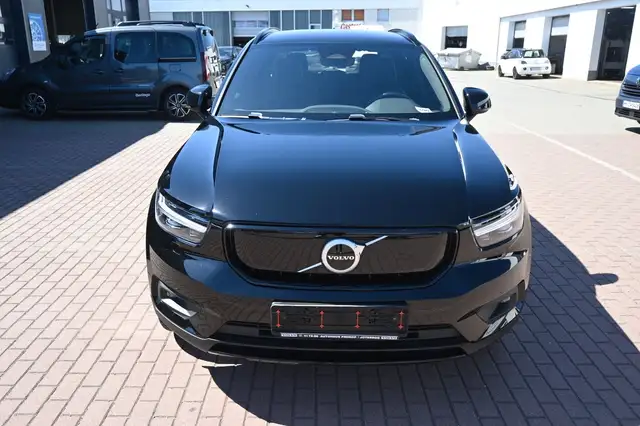 Volvo XC40 view 3