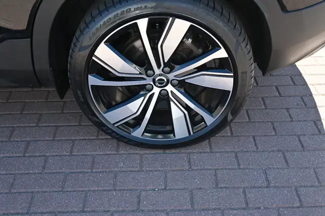 Volvo XC40 view 11