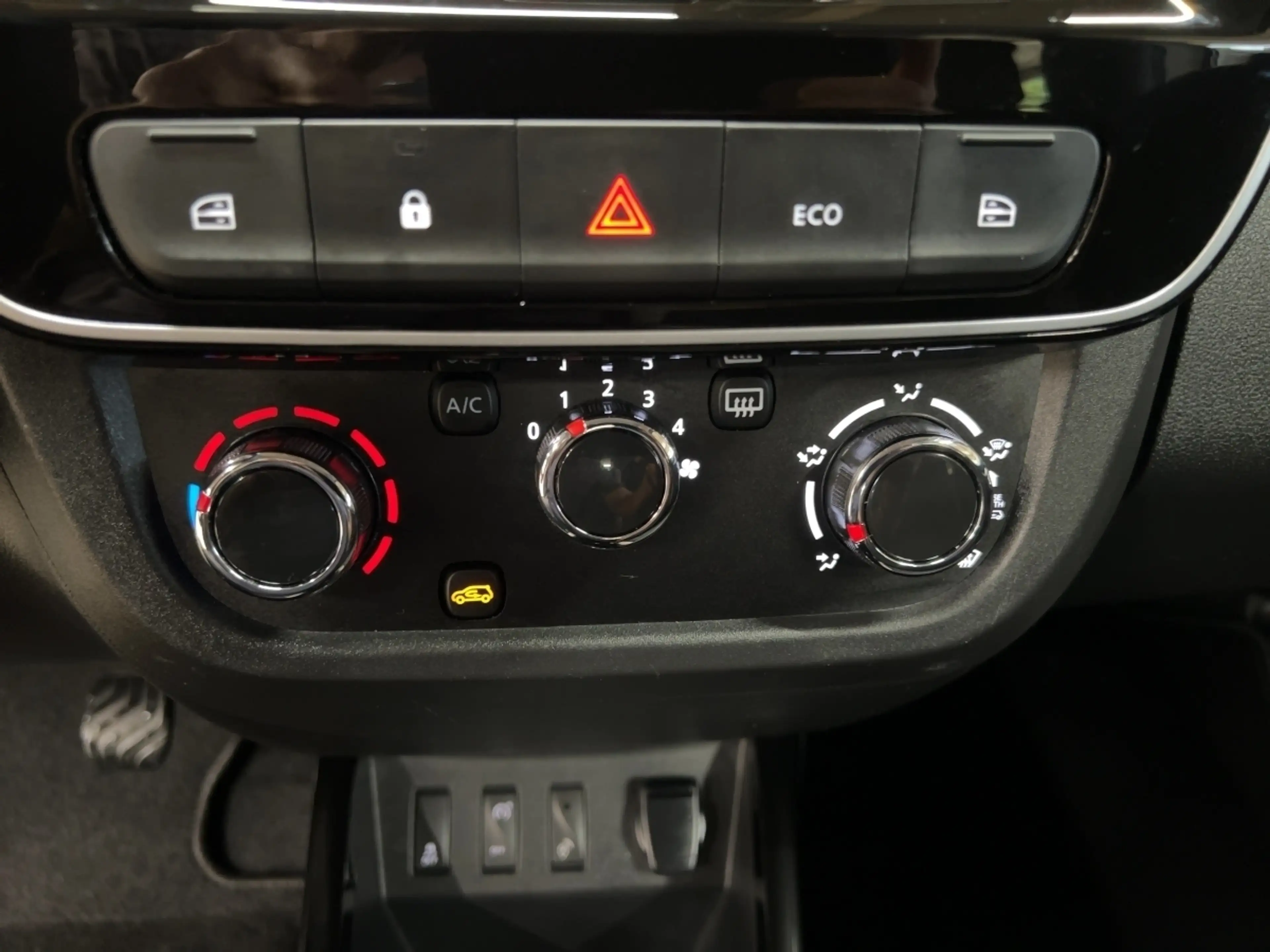 Dacia Spring Essential 48 — photo 13
