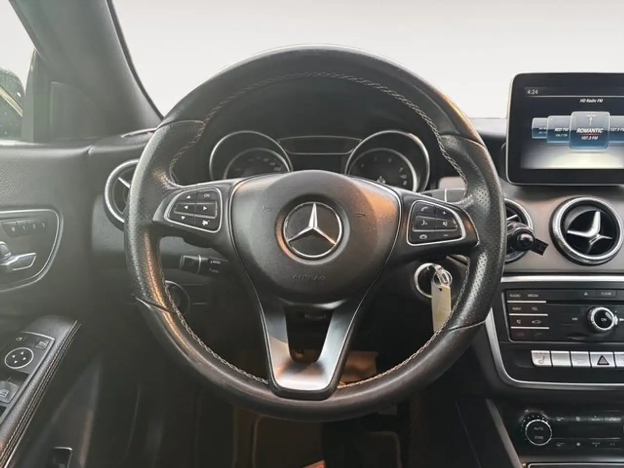 Mercedes-Benz CLA снимка Mercedes-Benz CLA