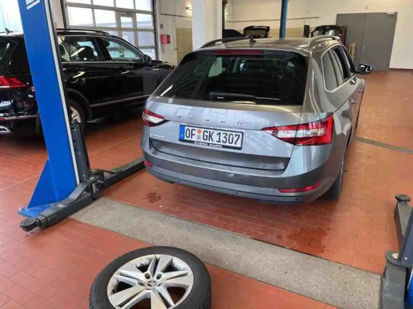Skoda Superb Combi Ambition 2.0 TDI DSG NAVI AHK STAND Grigio - 2