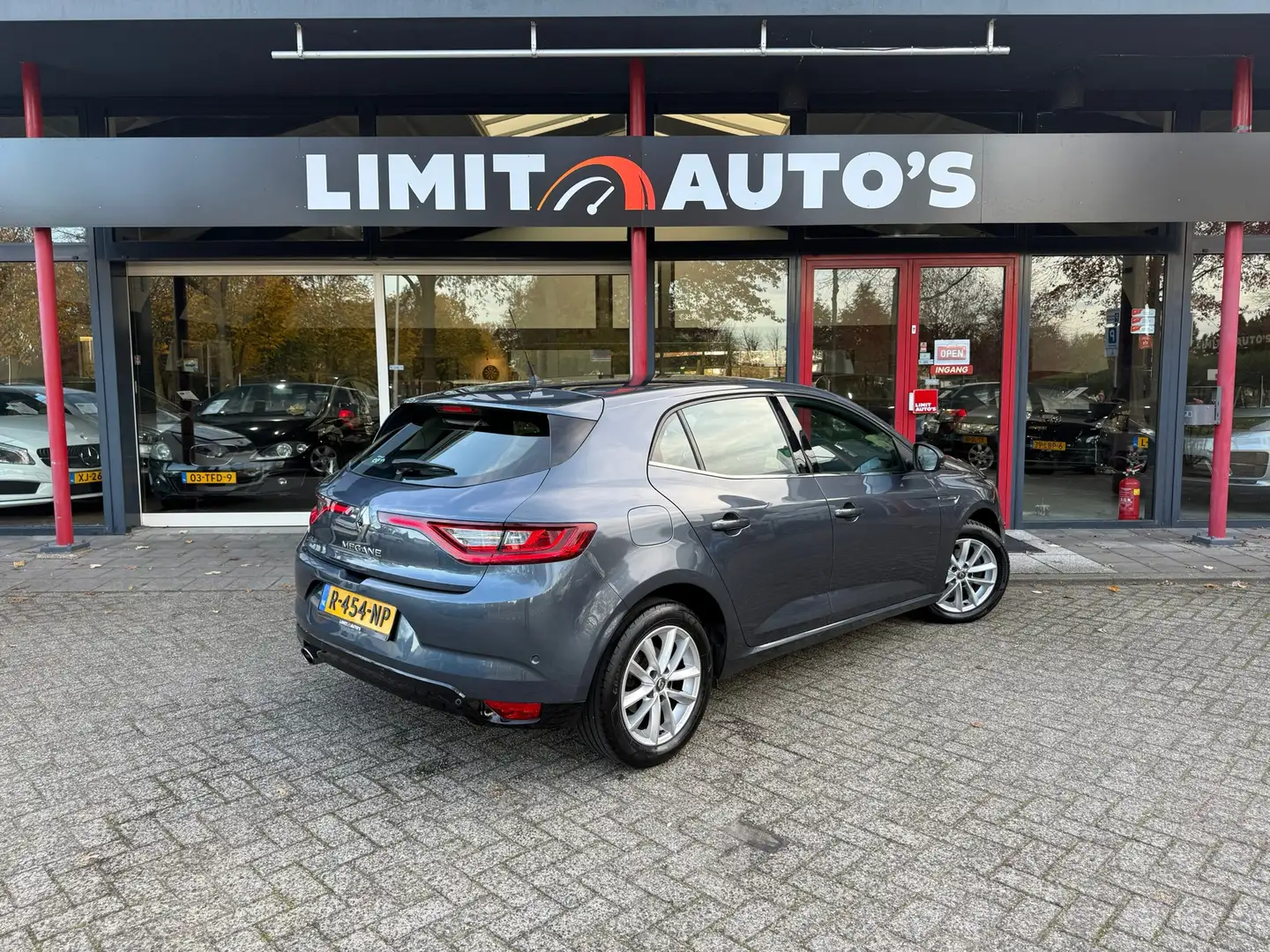 Renault Megane 1.2 TCe Zen Climate/Navi/Camera/Pdc.v+a/Cruise/Key Grijs - 2