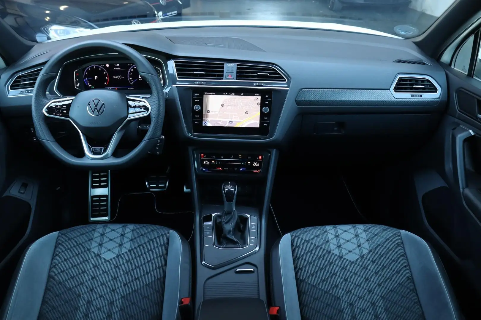 Volkswagen Tiguan 1.5 TSI / 2x R-Line / Virtual Cockpit / Camera / M Wit - 2