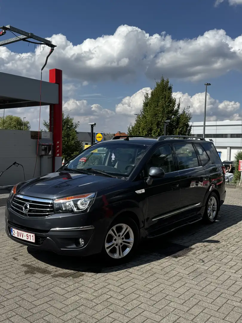 SsangYong Rodius 2.2 SV220e-XDi 2WD Crystal Plus Grau - 2