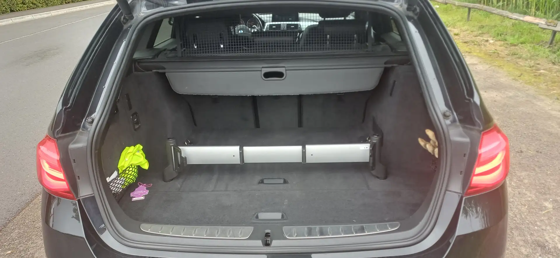 BMW 320 320d Touring xDrive Aut. Noir - 2