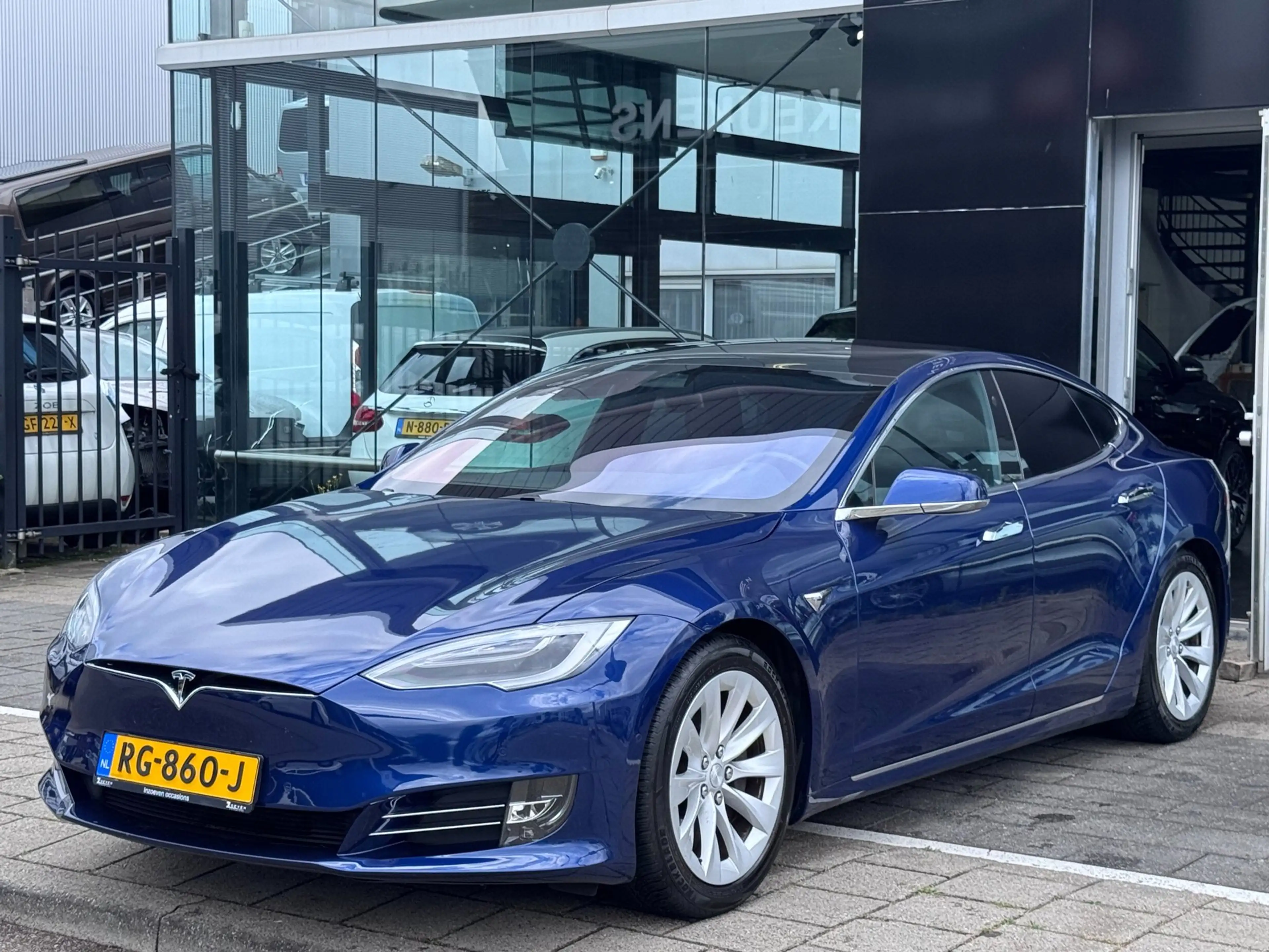 Tesla Model S 75 Business Economy — photo 9