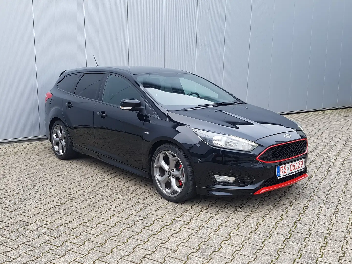 Ford Focus Turnier 1.5 EcoBoostStart-Stopp-System Aut.ST-Line Schwarz - 1