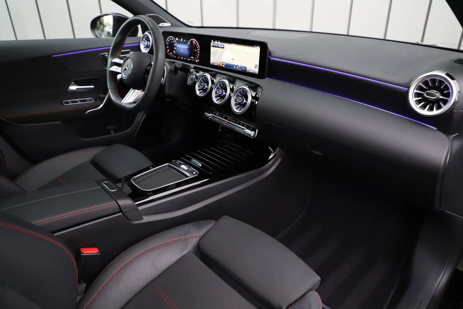 Mercedes-Benz A 250 250e AMG | 218PK | Pano | Keyless-go | Burmester | Schwarz - 2