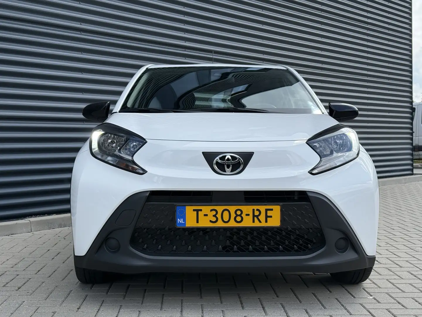 Toyota Aygo X 1.0 VVT-i MT Play Apple/Camera Wit - 2