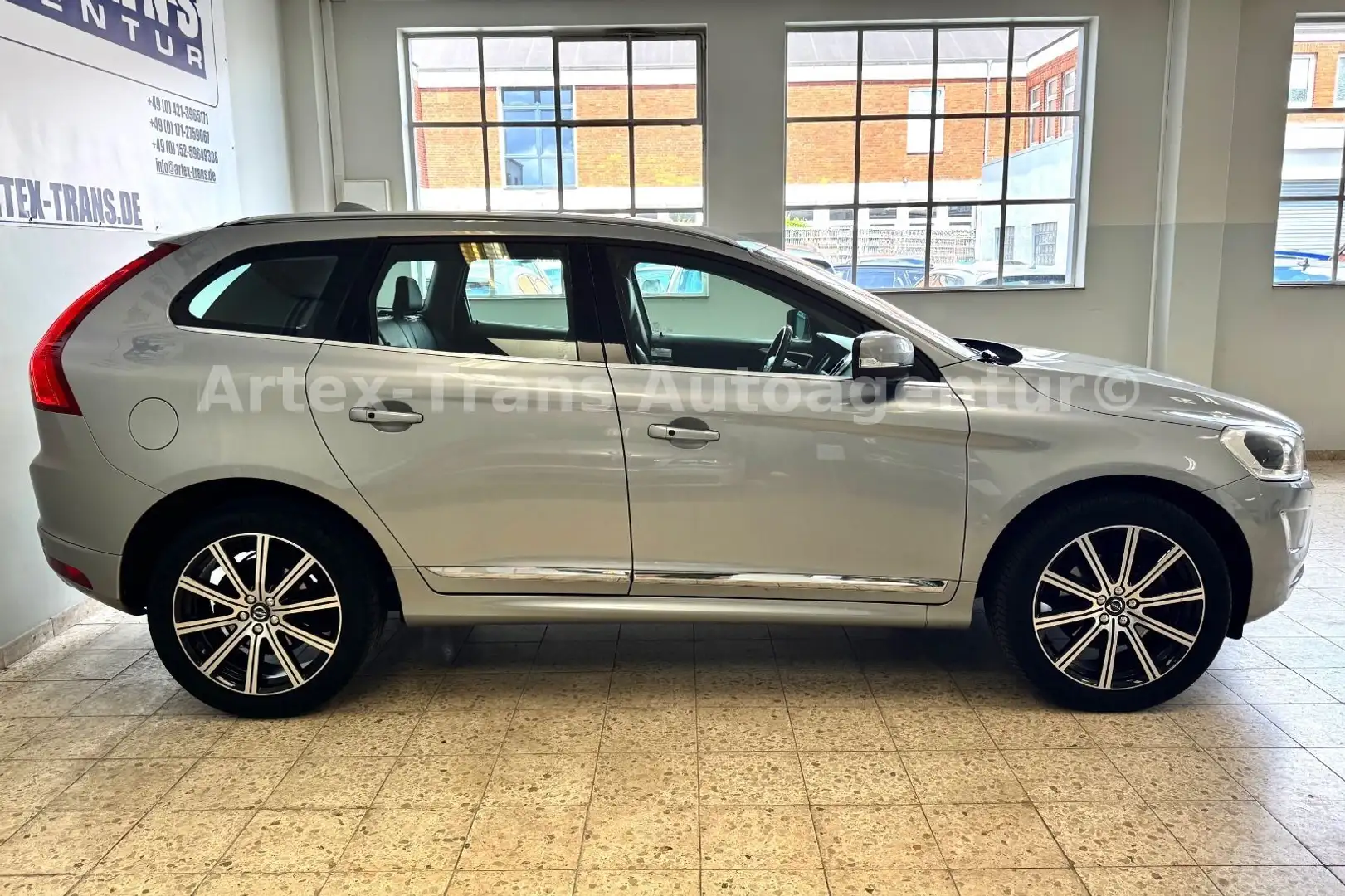Volvo XC60 Summum AWD/XENO/SHZ/NAV/KAMERA/AHK/BLIS/ACC Silber - 2