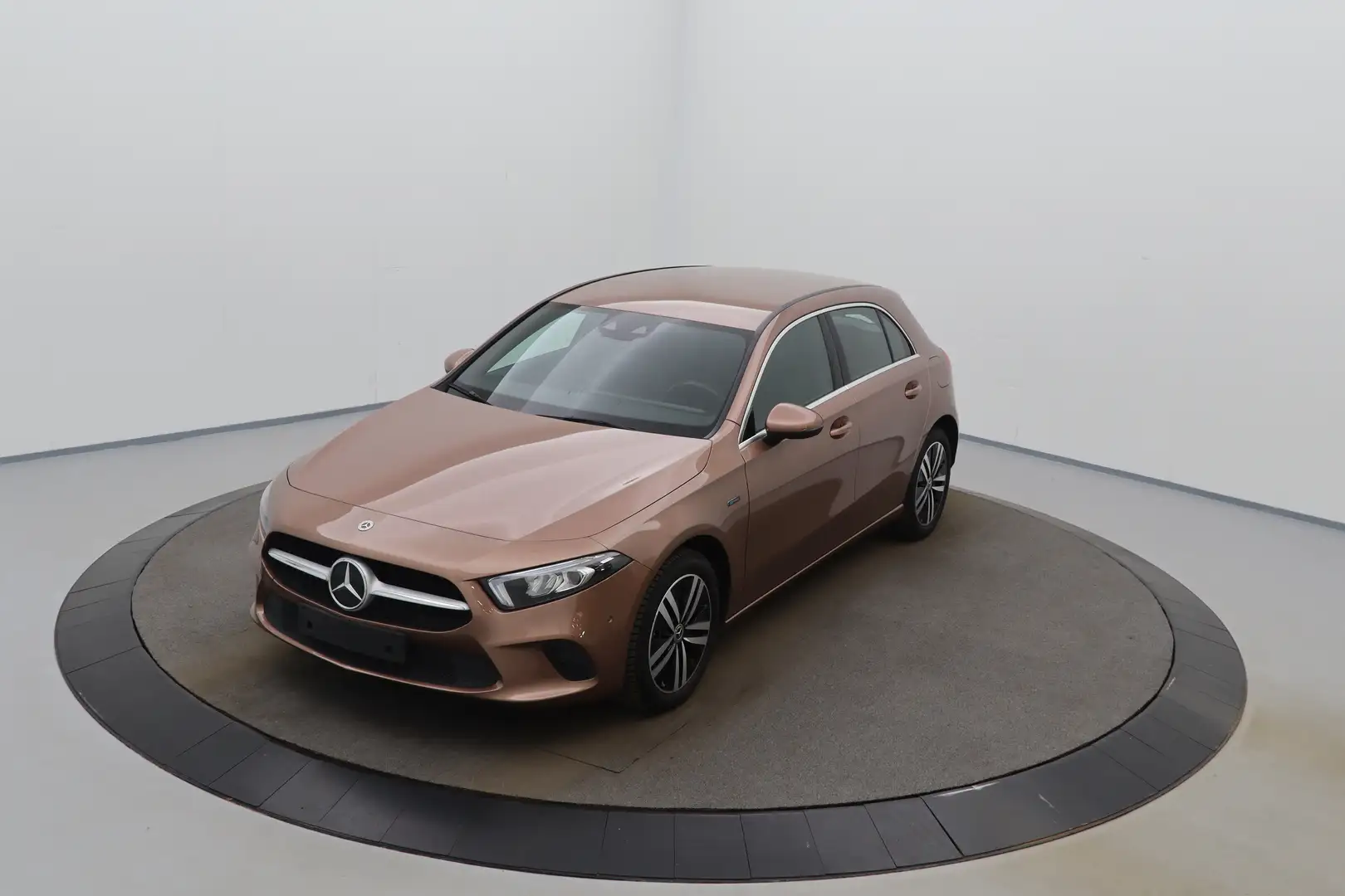 Mercedes-Benz A 250 250e PHEV Business Solution LEDER/CUIR LED GPS PDC Goud - 1