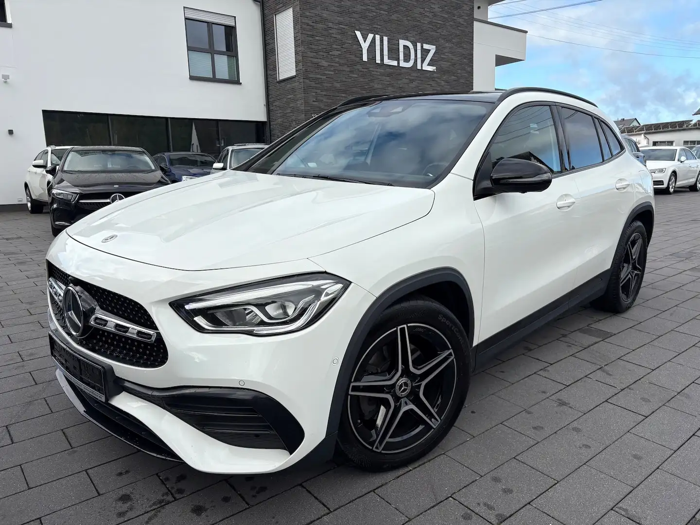 Mercedes-Benz GLA 220 d 4Matic AMG *PANO * 360 KAMERA *NIGHT Weiß - 1