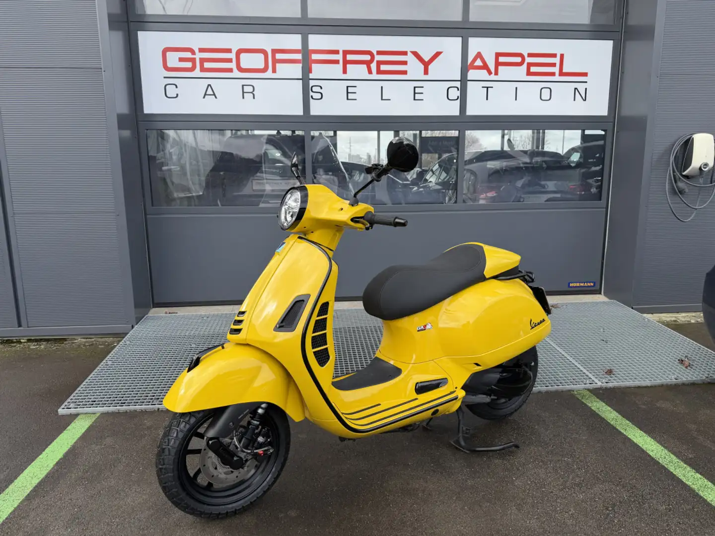 Vespa GTS Super Sport 300 Amarillo - 1