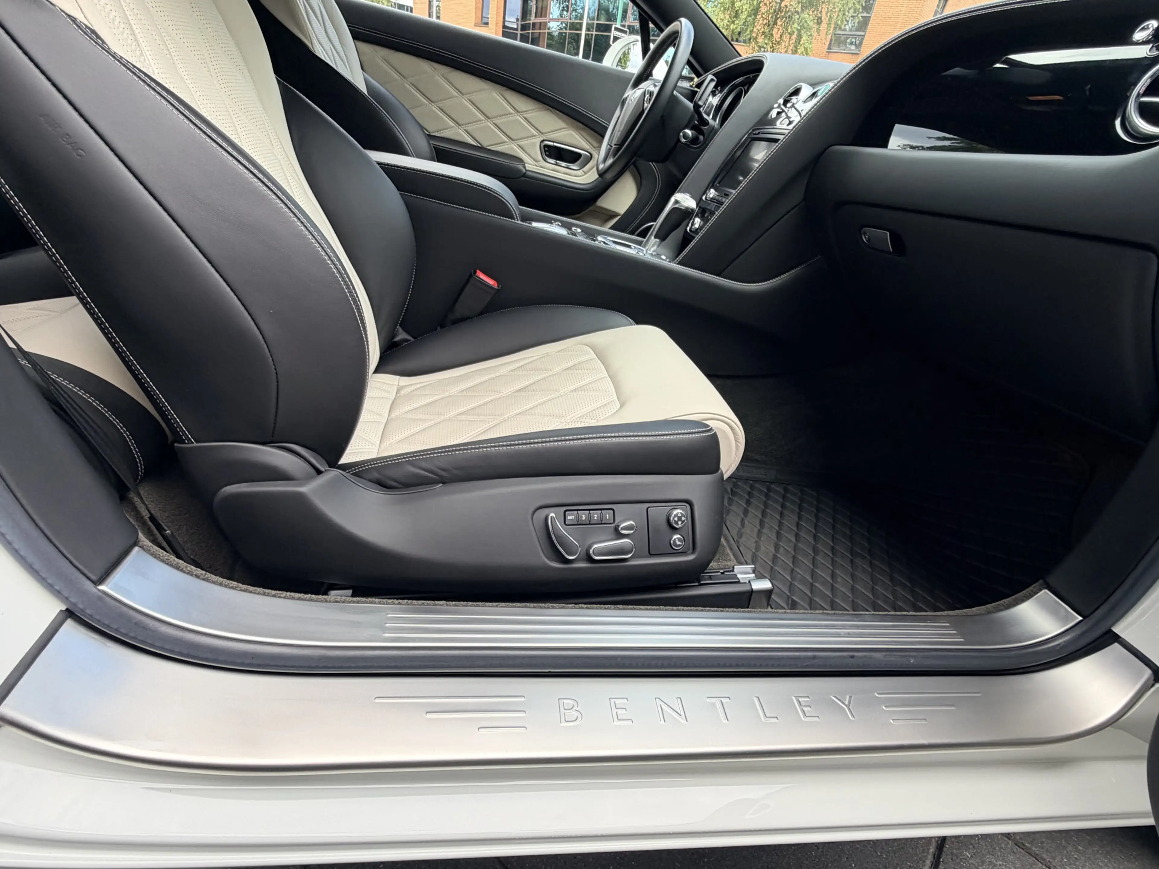Bentley Continental GT 4.0 V8 — photo 8