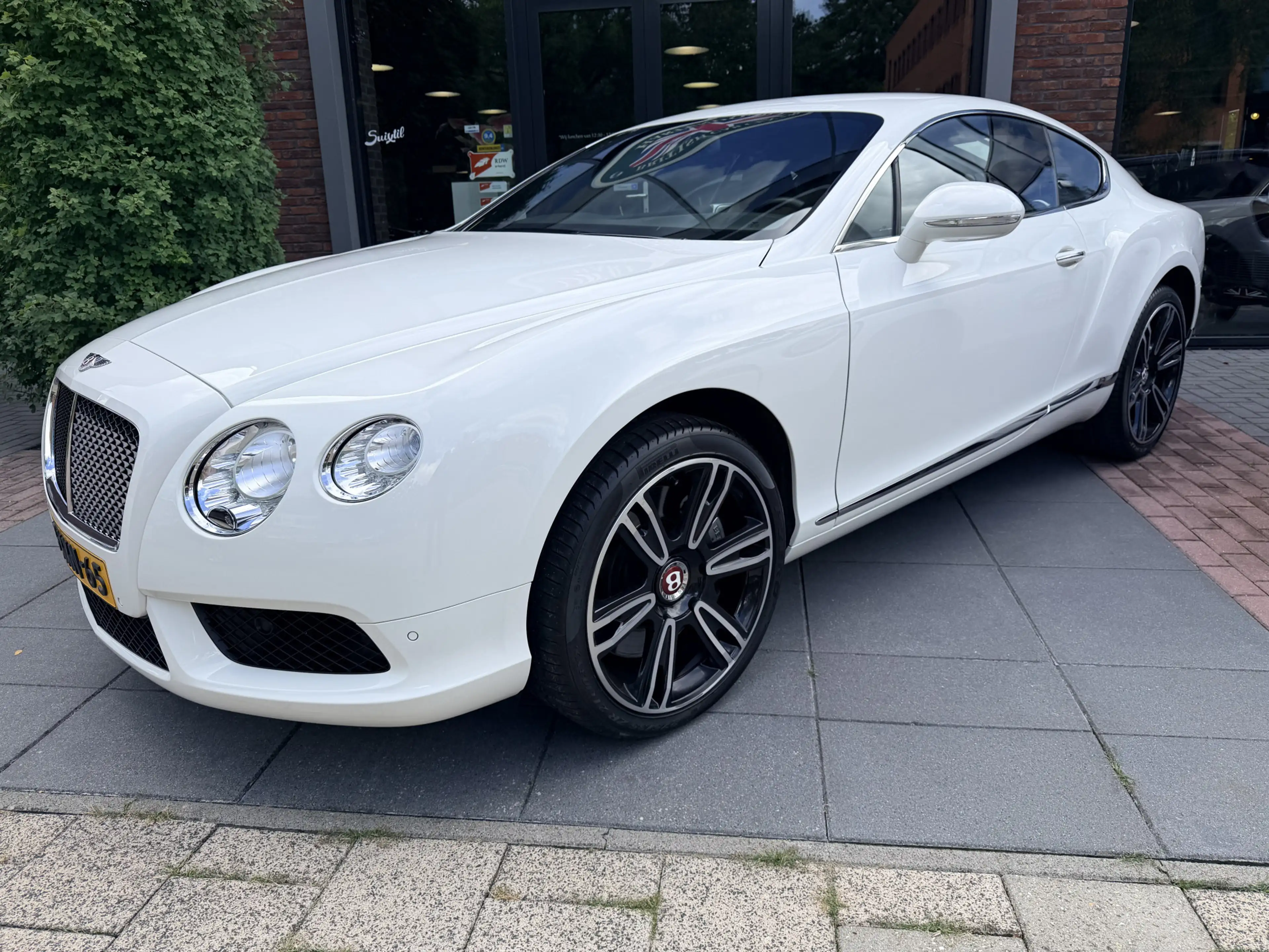 Bentley Continental GT 4.0 V8 — photo 9