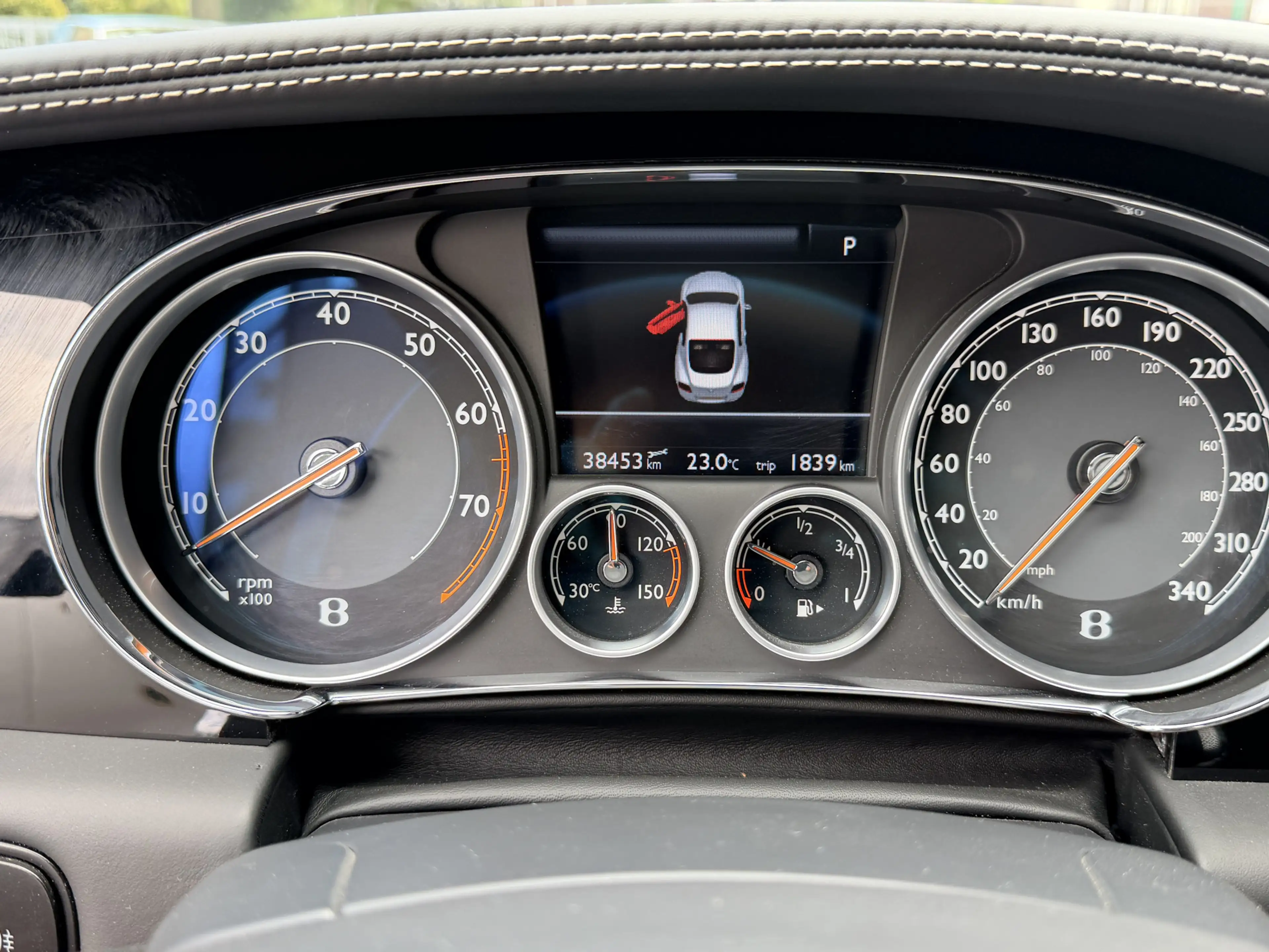 Bentley Continental GT 4.0 V8 — photo 14