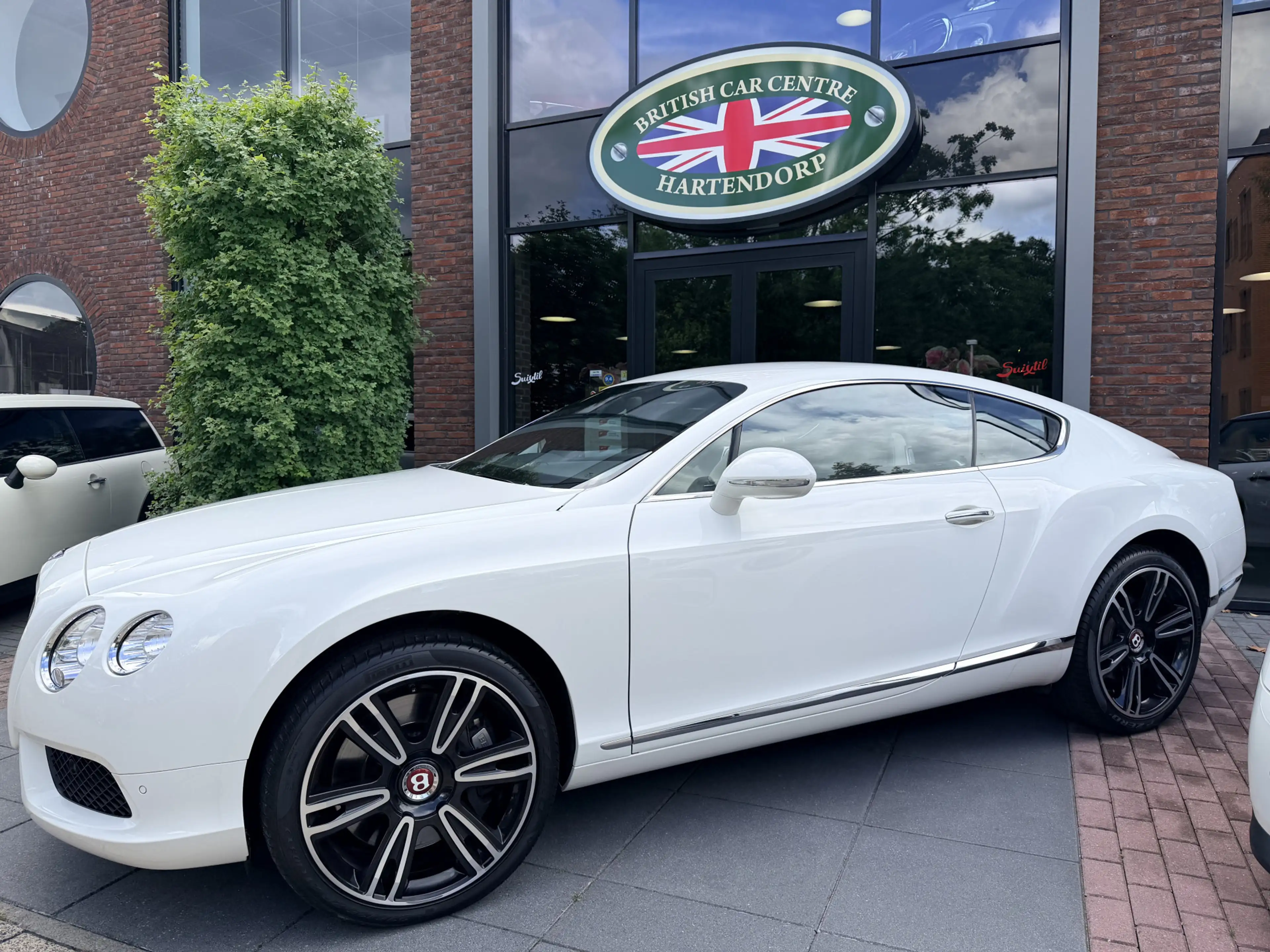 Bentley Continental GT 4.0 V8 — photo 13