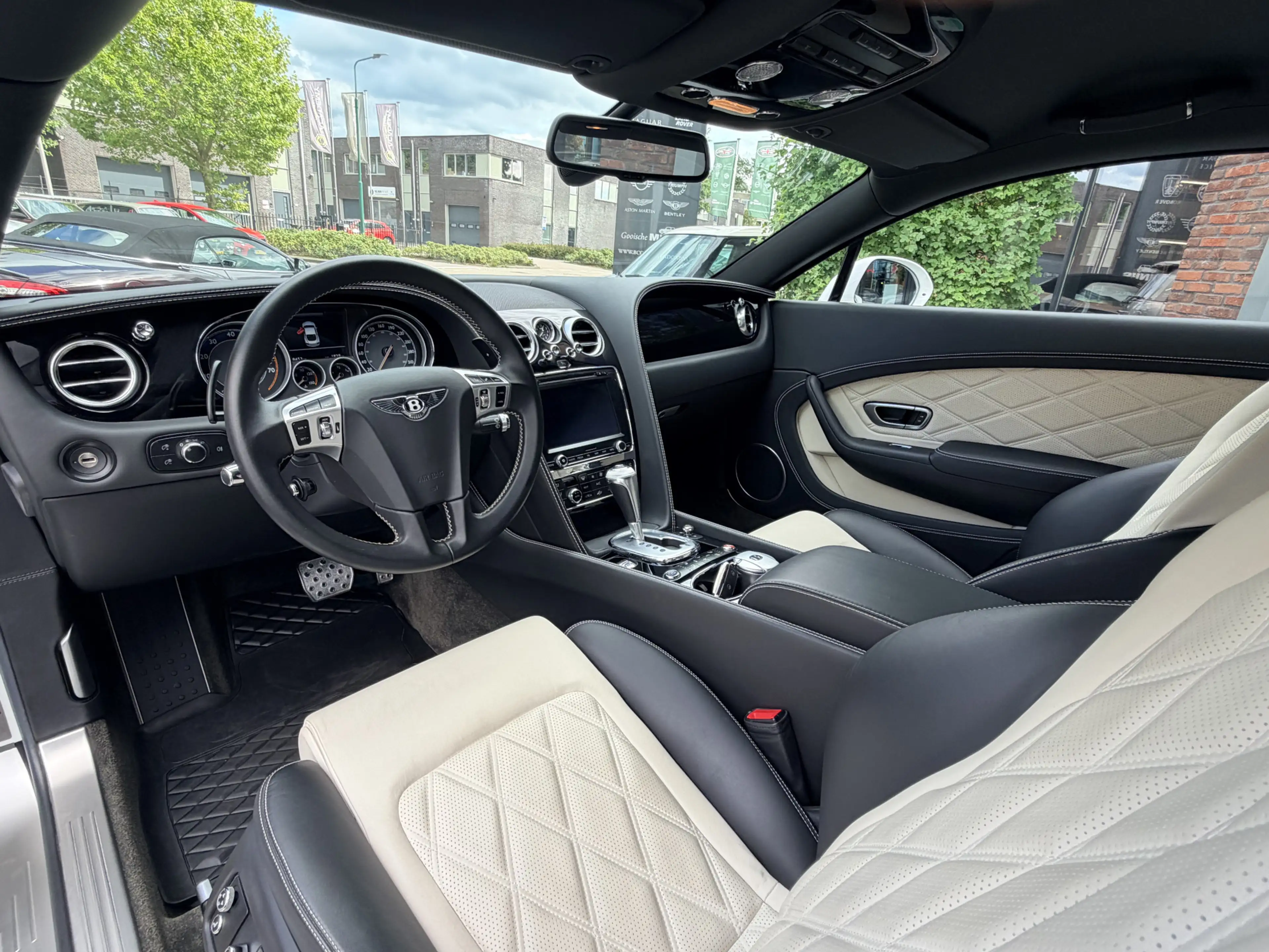 Bentley Continental GT 4.0 V8 — photo 3