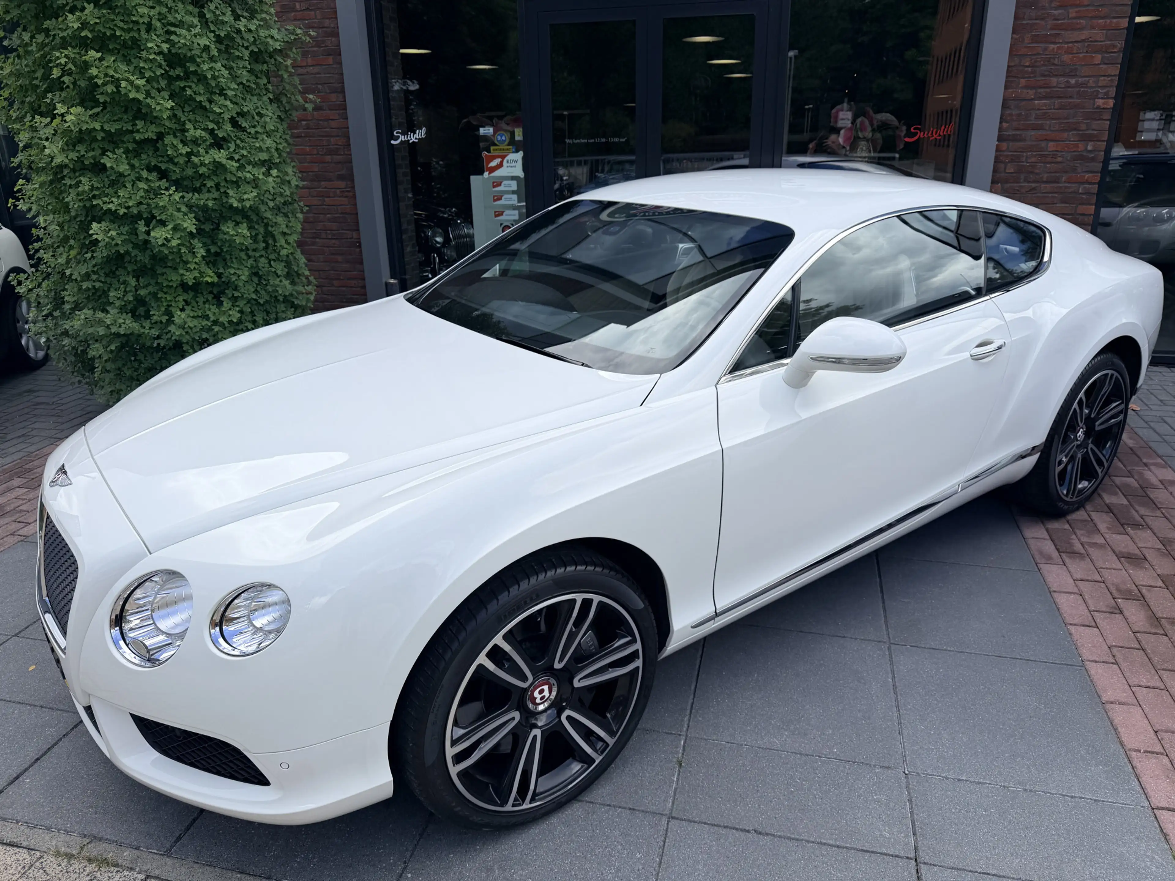 Bentley Continental GT 4.0 V8 — photo 11
