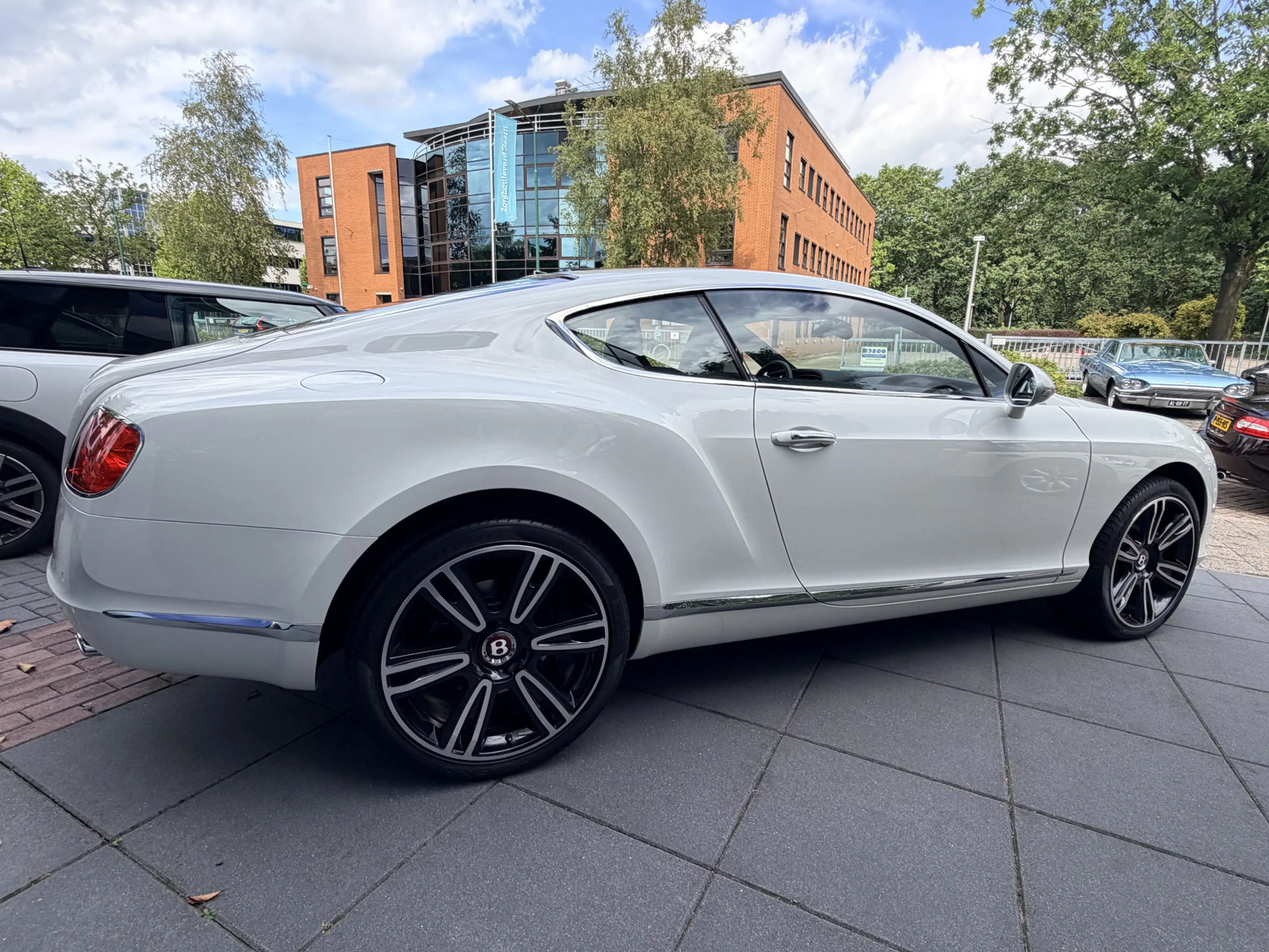 Bentley Continental GT 4.0 V8 — photo 6
