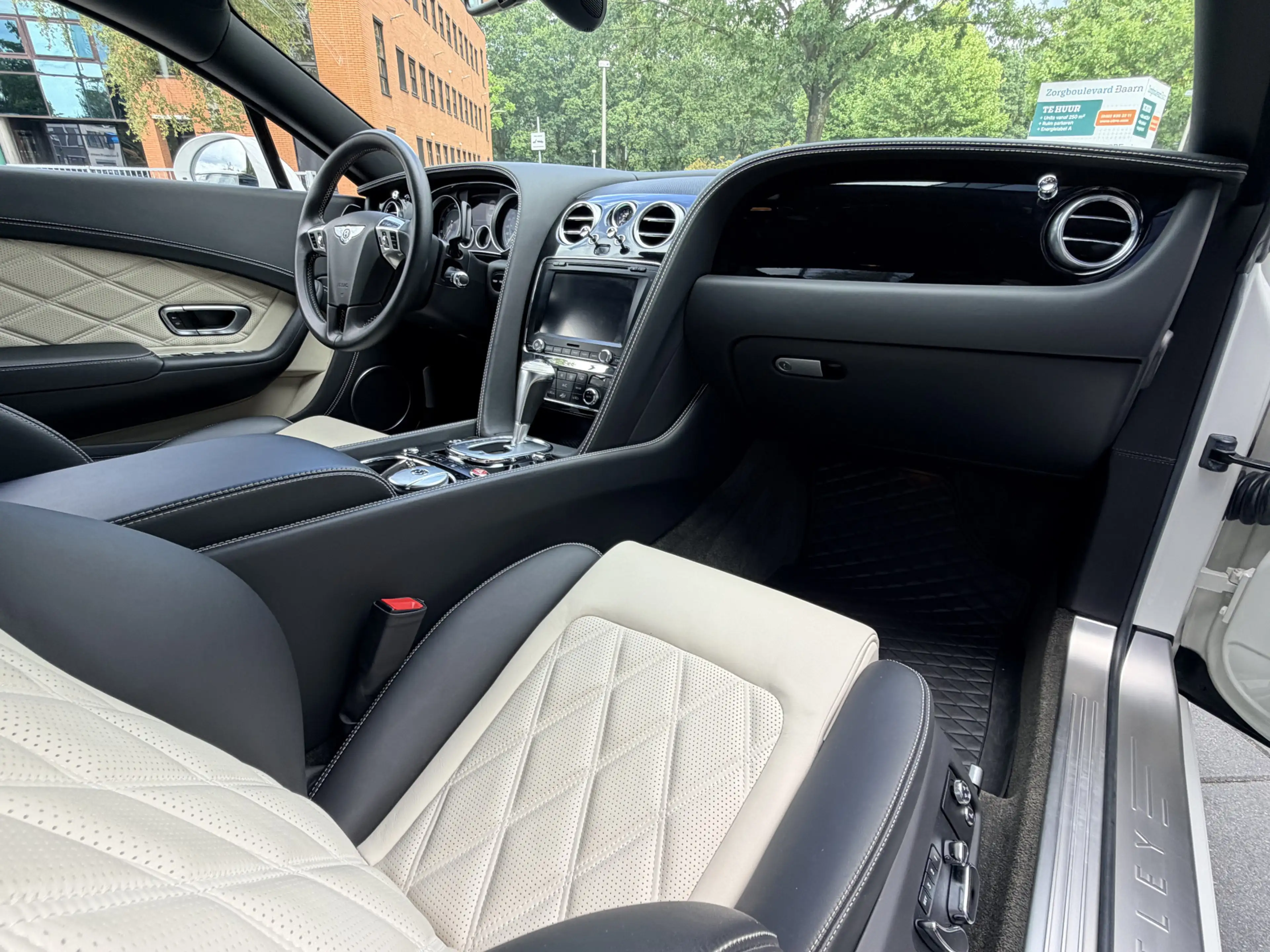 Bentley Continental GT 4.0 V8 — photo 10