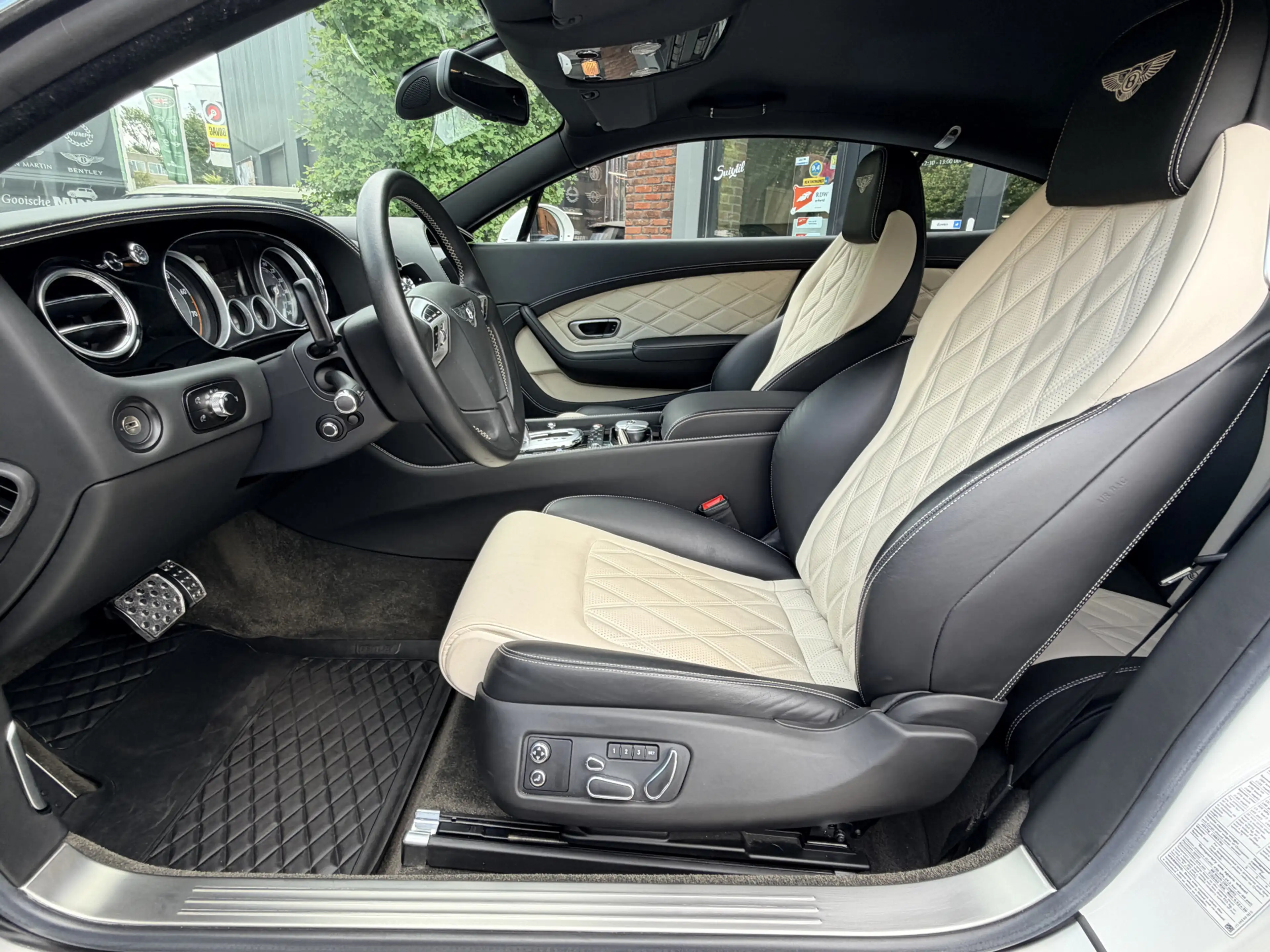 Bentley Continental GT 4.0 V8 — photo 5