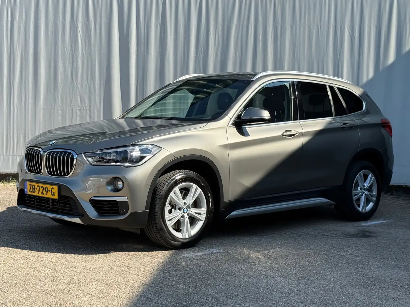 BMW X1 sDrive20i Orange Edition III Leer/Sport etc. Grijs - 2