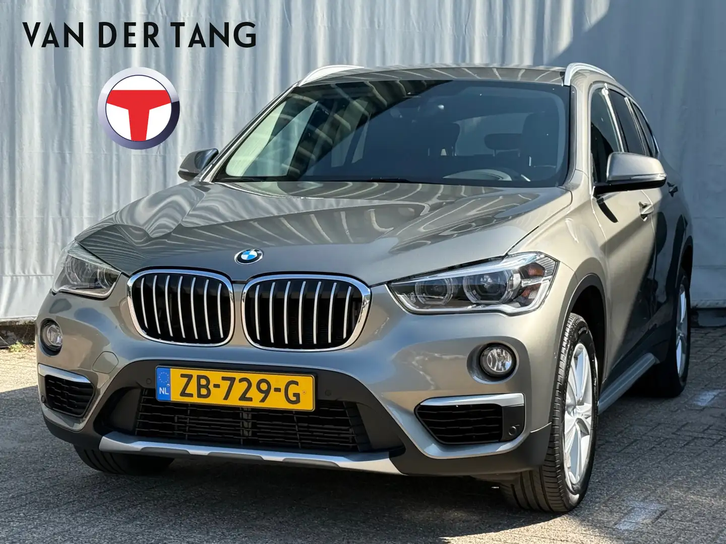 BMW X1 sDrive20i Orange Edition III Leer/Sport etc. Grijs - 1
