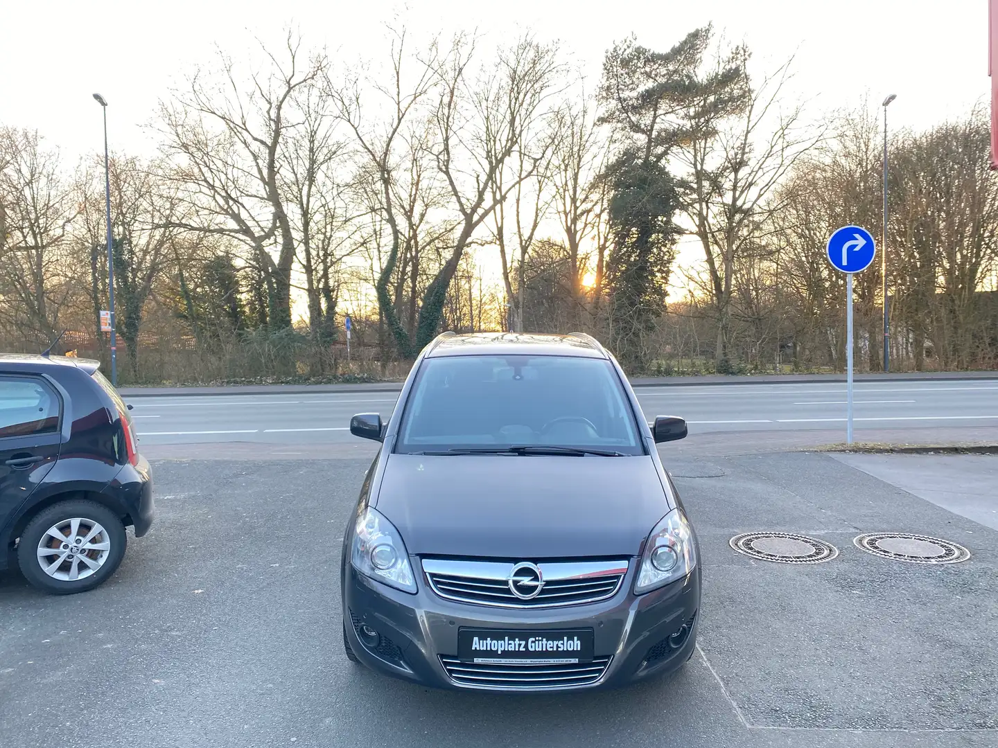 Opel Zafira 1.8 Family Plus AHK PDC SHZ NAVI KLIMATRONIC Gris - 2