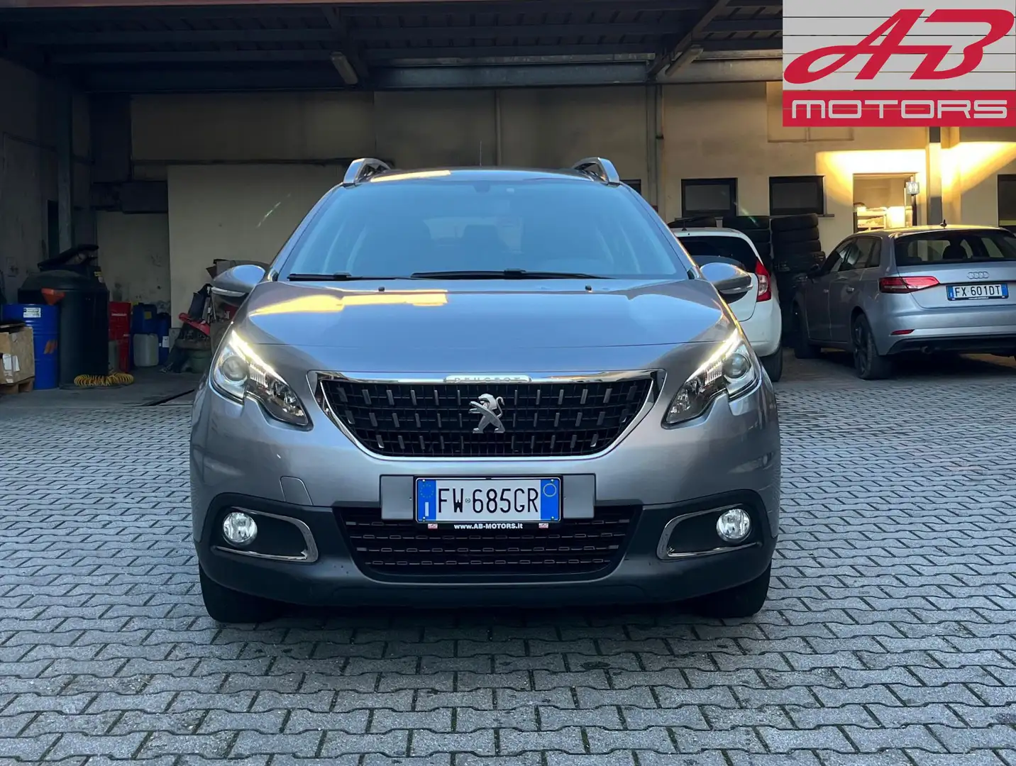 Peugeot 2008 PureTech 82 S&S Style Grau - 2