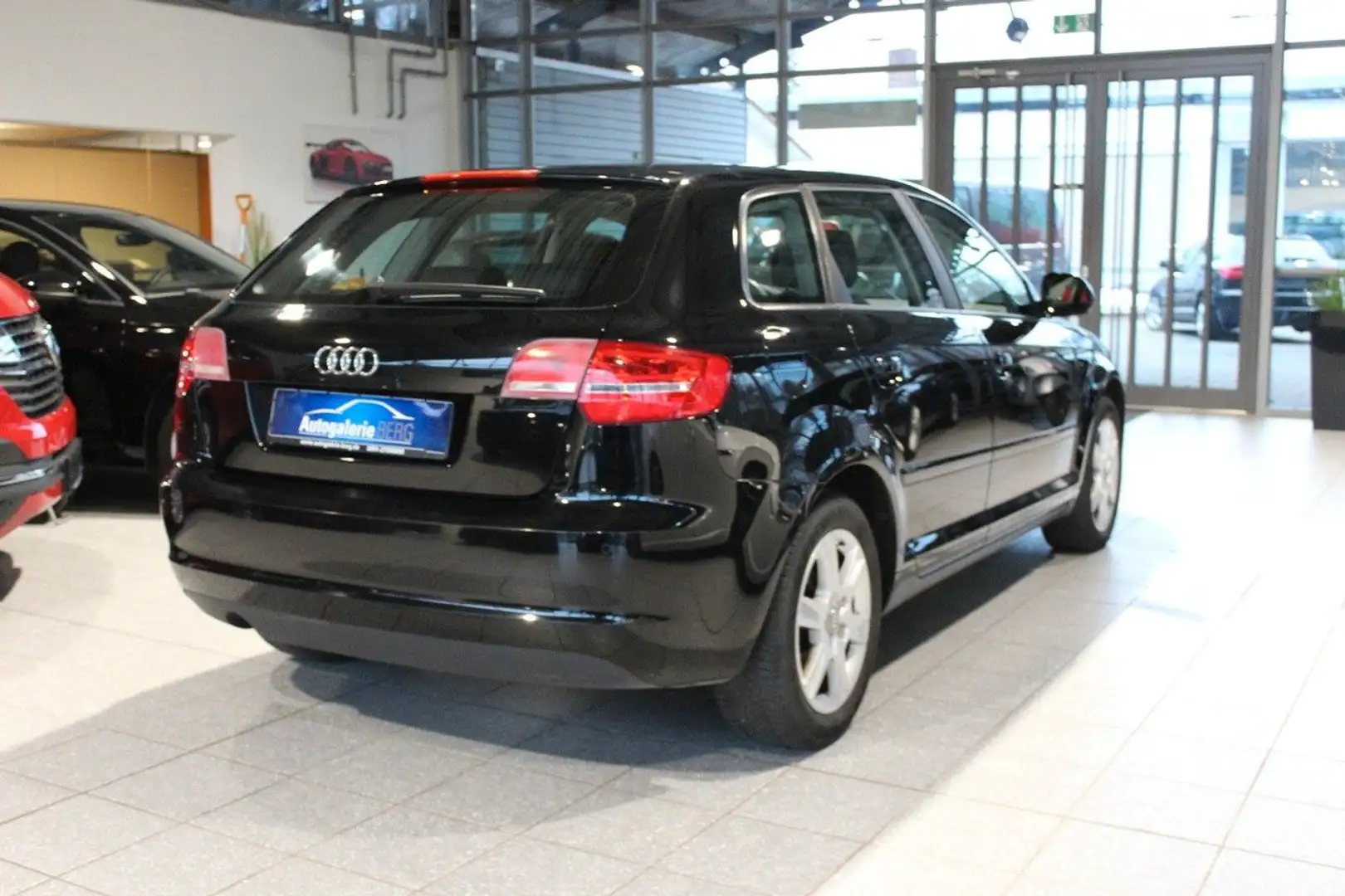 Audi A3 Sportback 1.6 Attraction Climatronic PDC SHZ Schwarz - 2