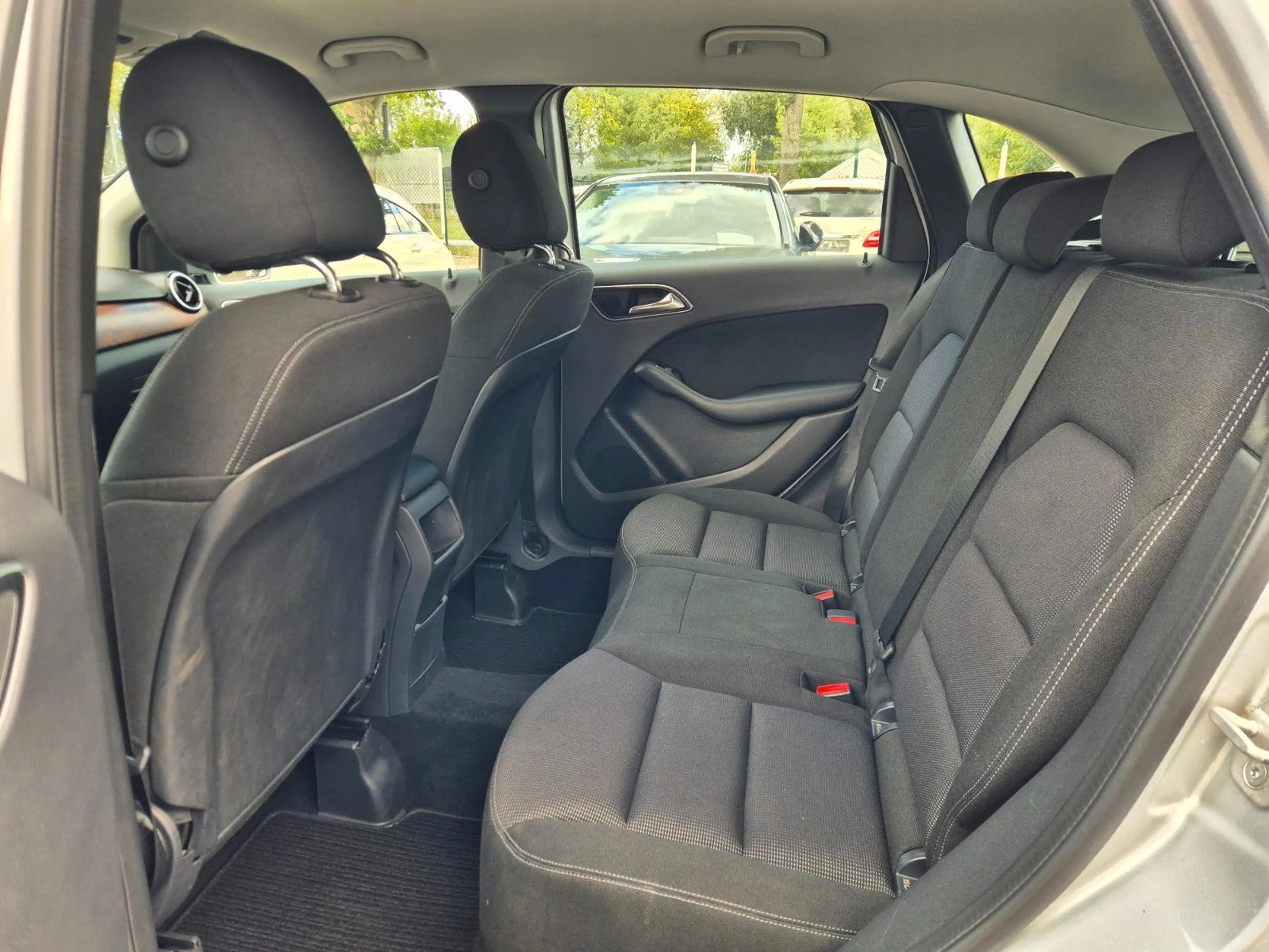 Mercedes-Benz B 180 B180 *Navi *SHZ *PDC *Klima — photo 11