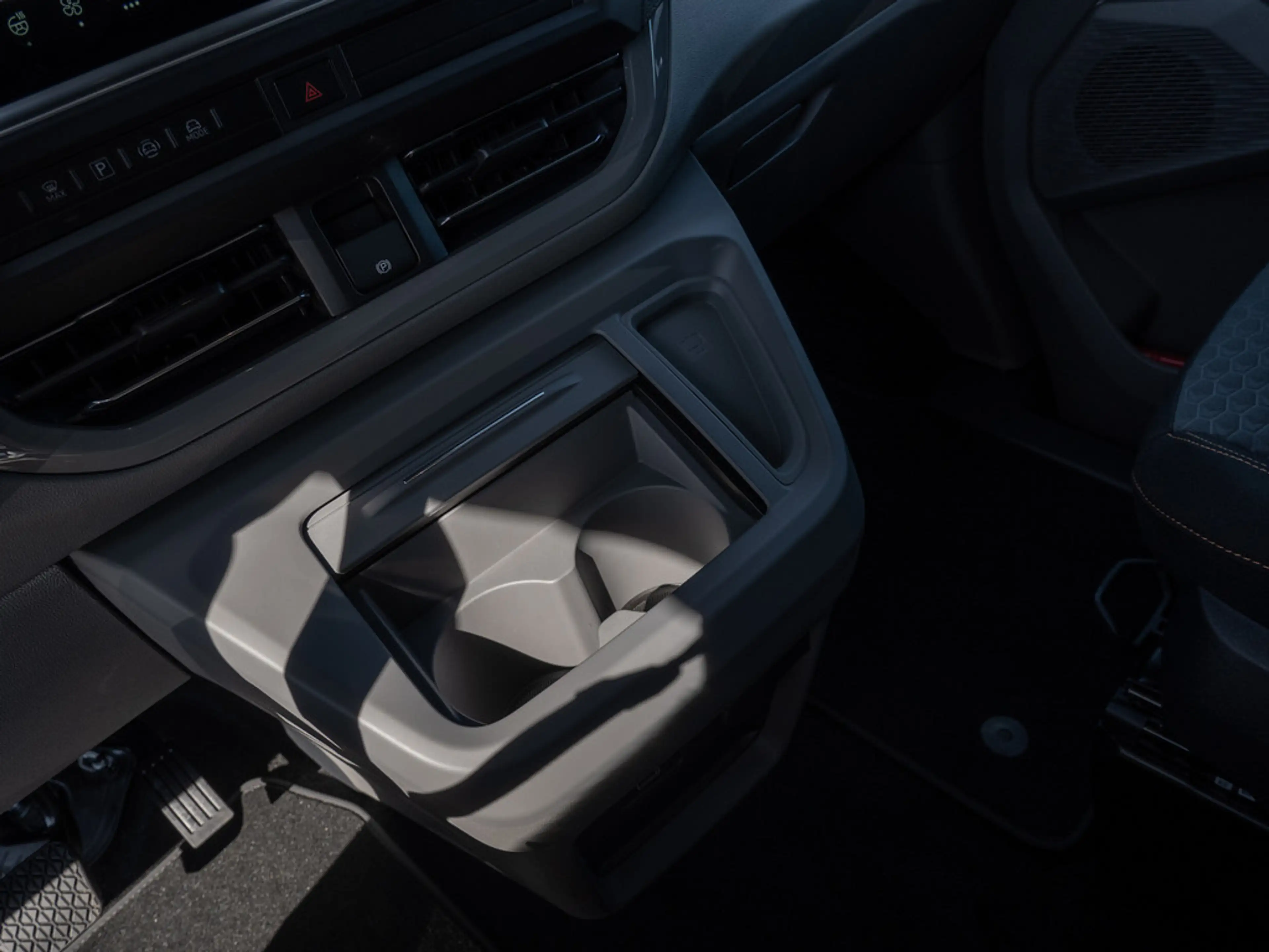 Volkswagen T7 Caravelle 2.0 TDI PanAmericana AHK PANO — photo 13