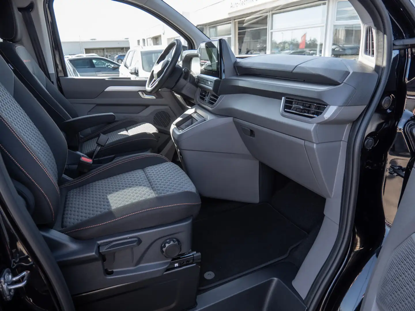 Volkswagen T7 Caravelle 2.0 TDI PanAmericana AHK PANO Schwarz - 2