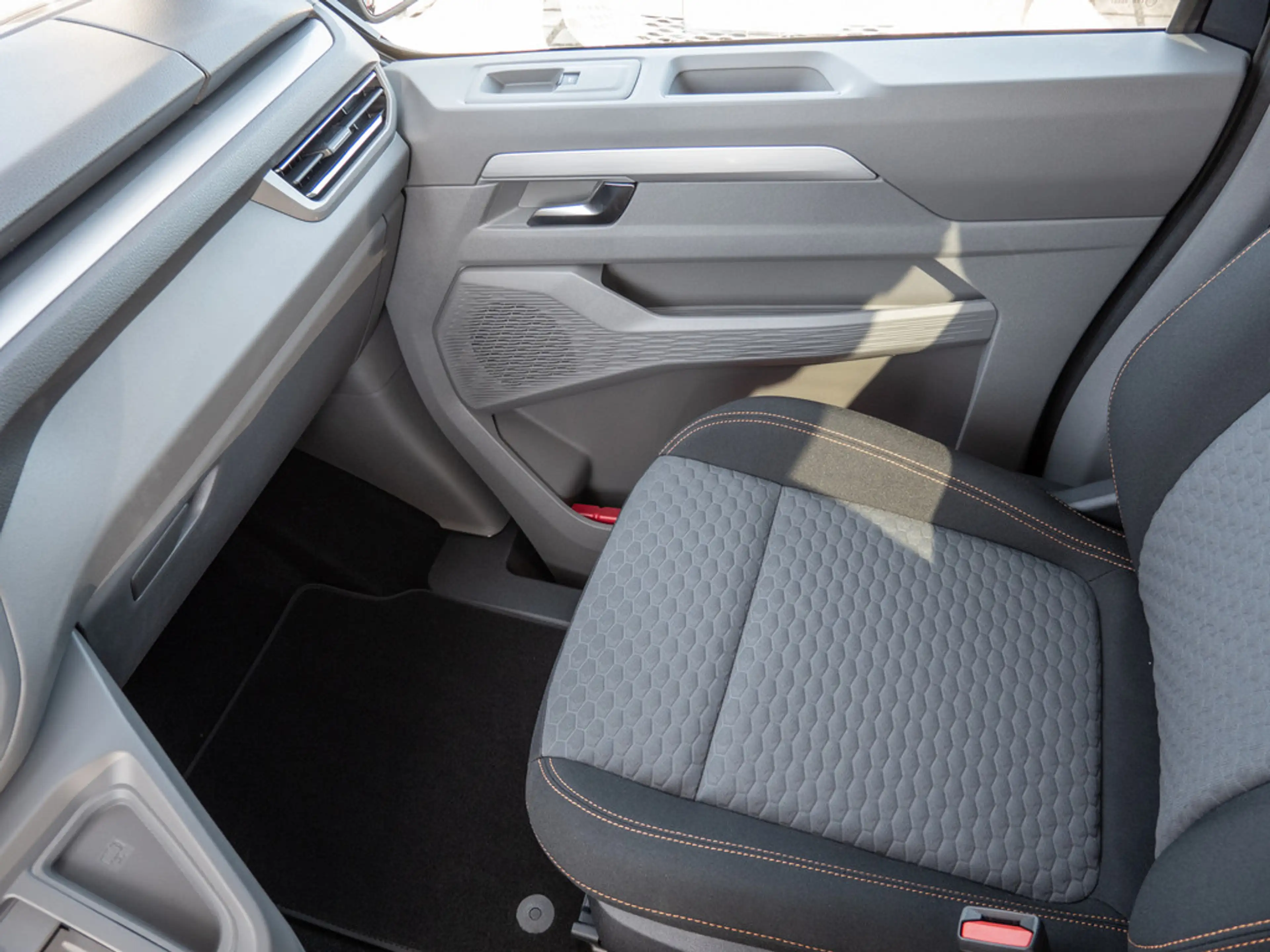 Volkswagen T7 Caravelle 2.0 TDI PanAmericana AHK PANO — photo 14