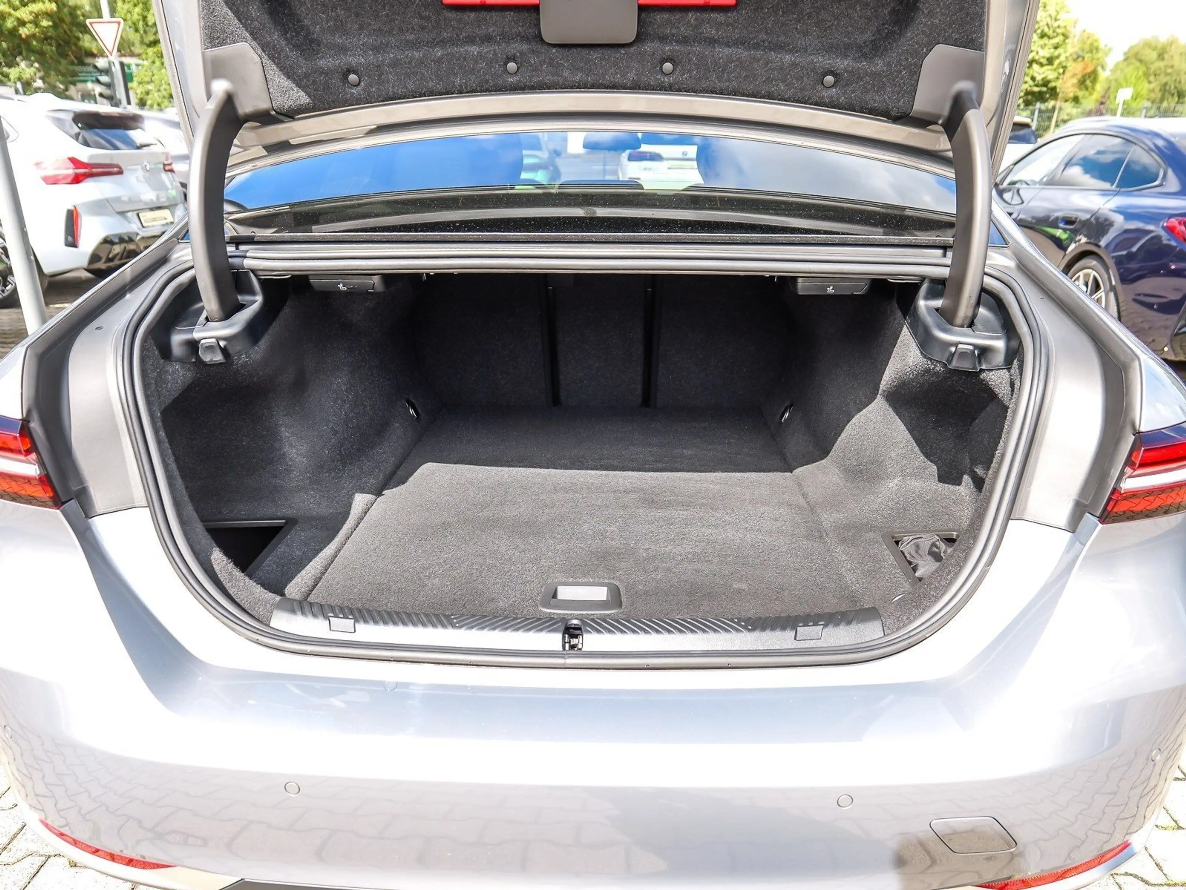 BMW i5 eDrive40 Limousine AHK DA Prof. LED PA+ LED DAB — photo 26