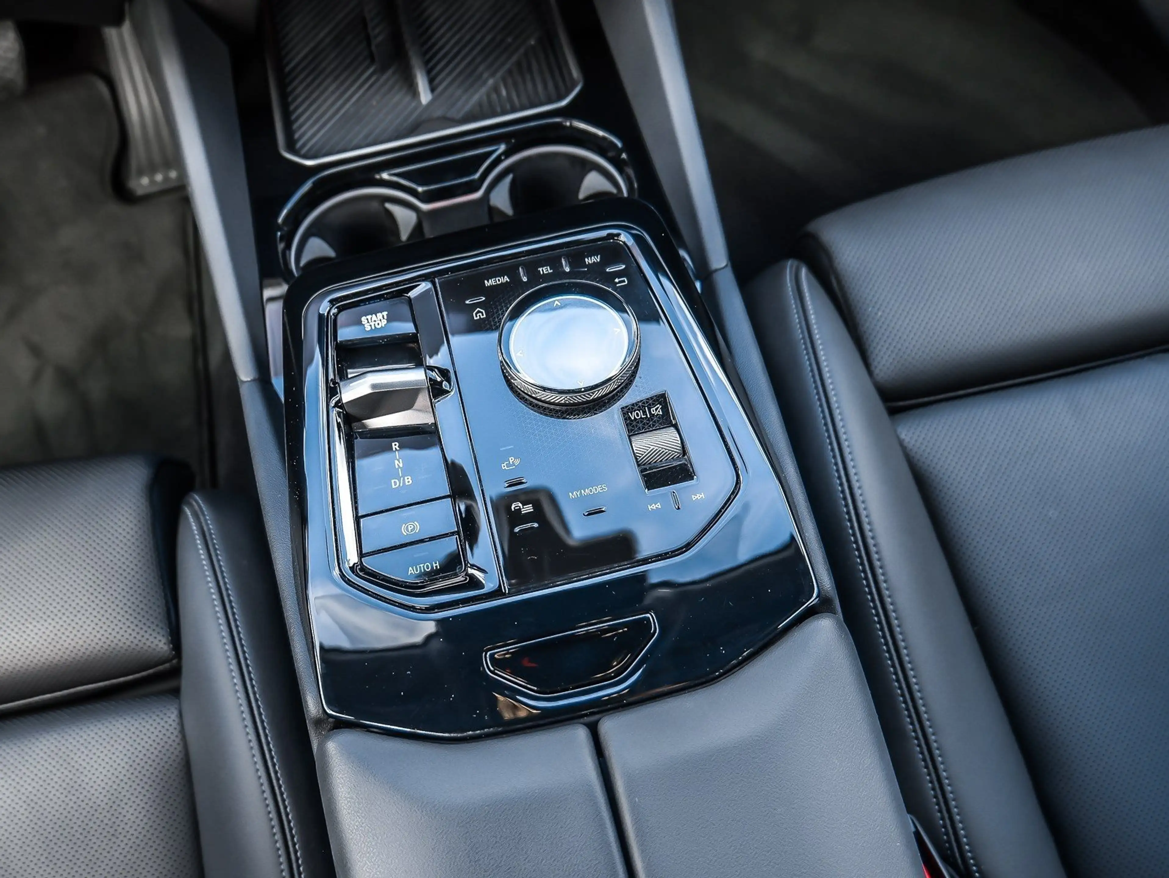 BMW i5 eDrive40 Limousine AHK DA Prof. LED PA+ LED DAB — photo 20