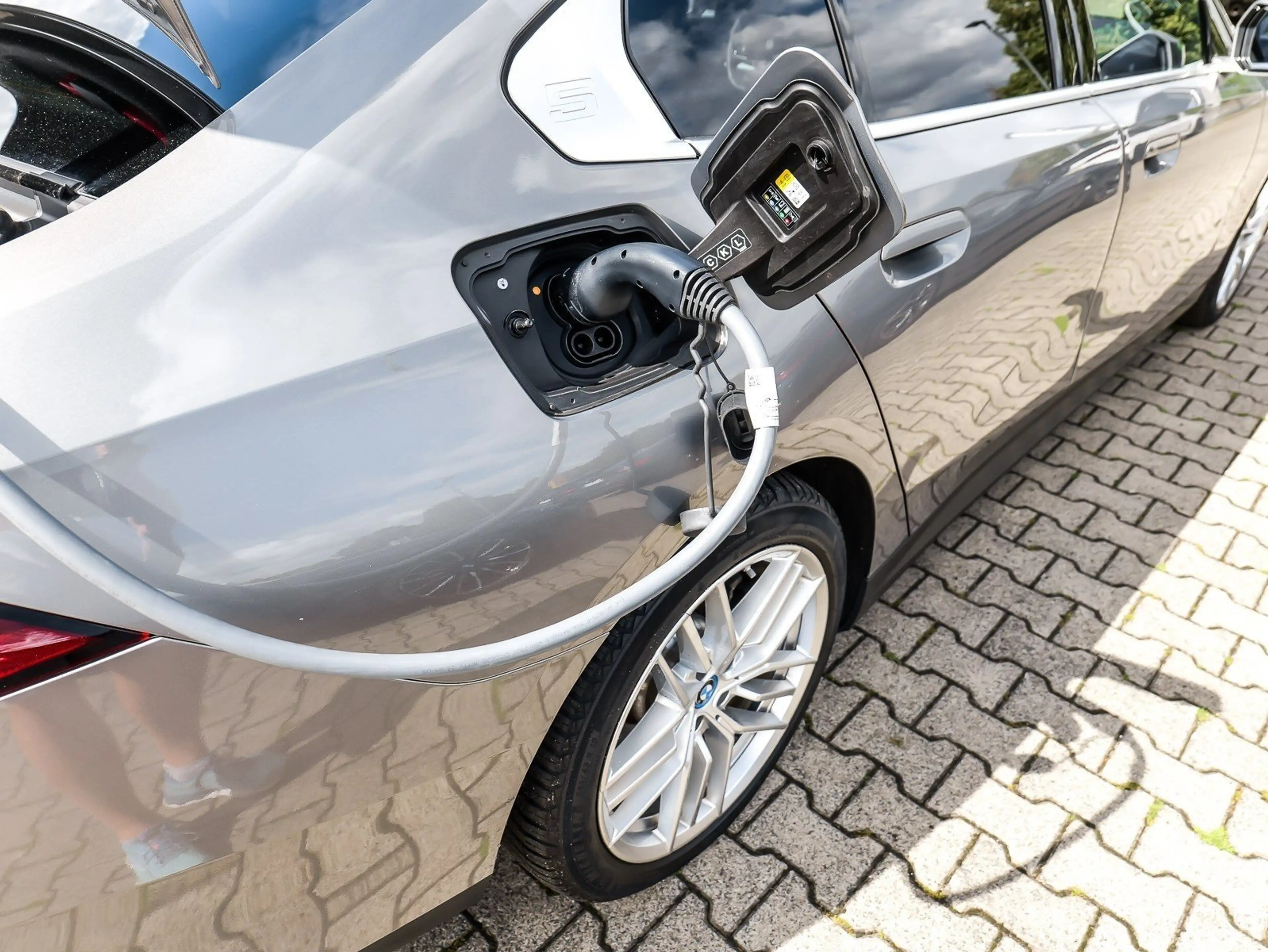BMW i5 eDrive40 Limousine AHK DA Prof. LED PA+ LED DAB — photo 25