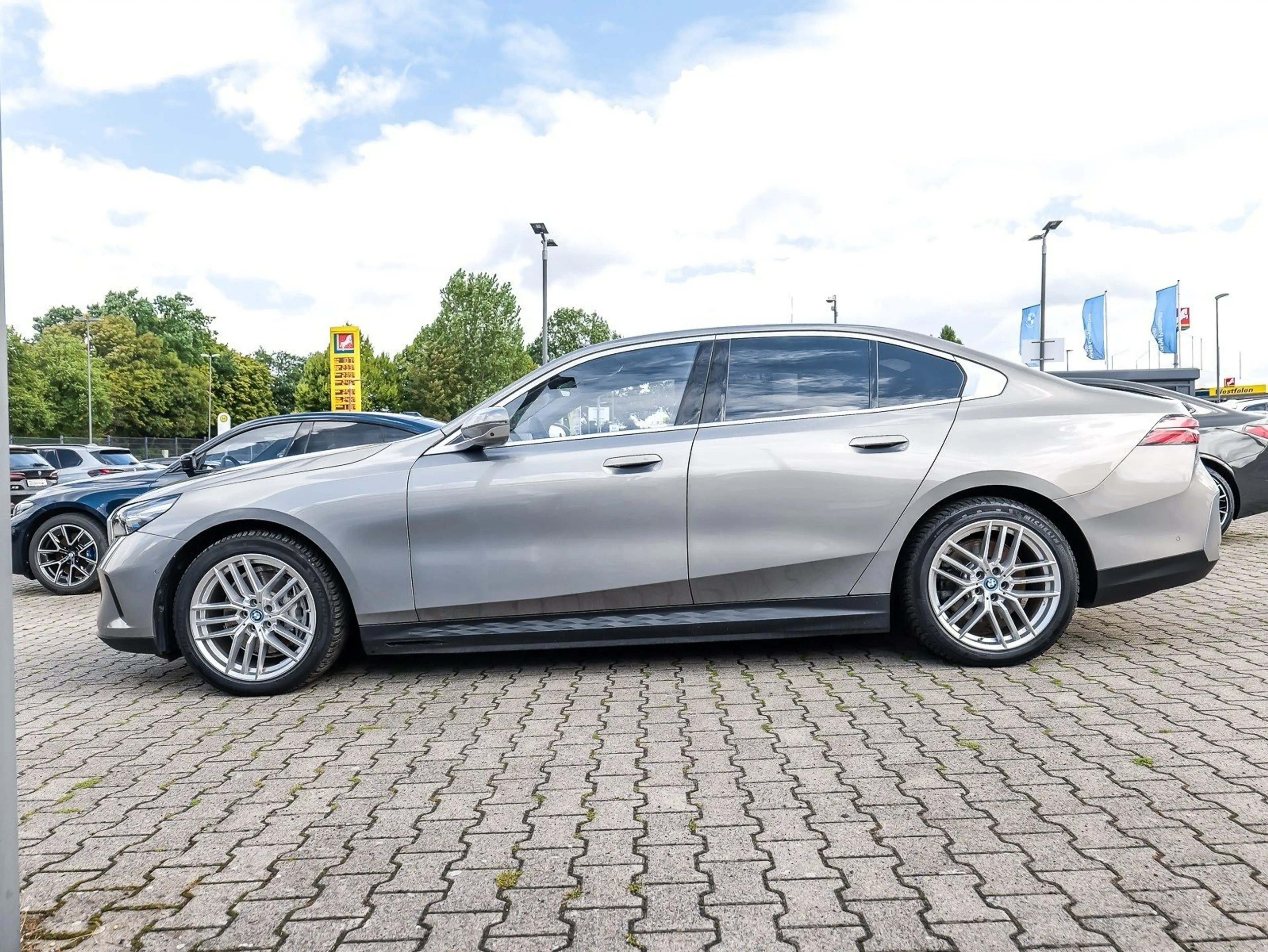 BMW i5 eDrive40 Limousine AHK DA Prof. LED PA+ LED DAB — photo 10