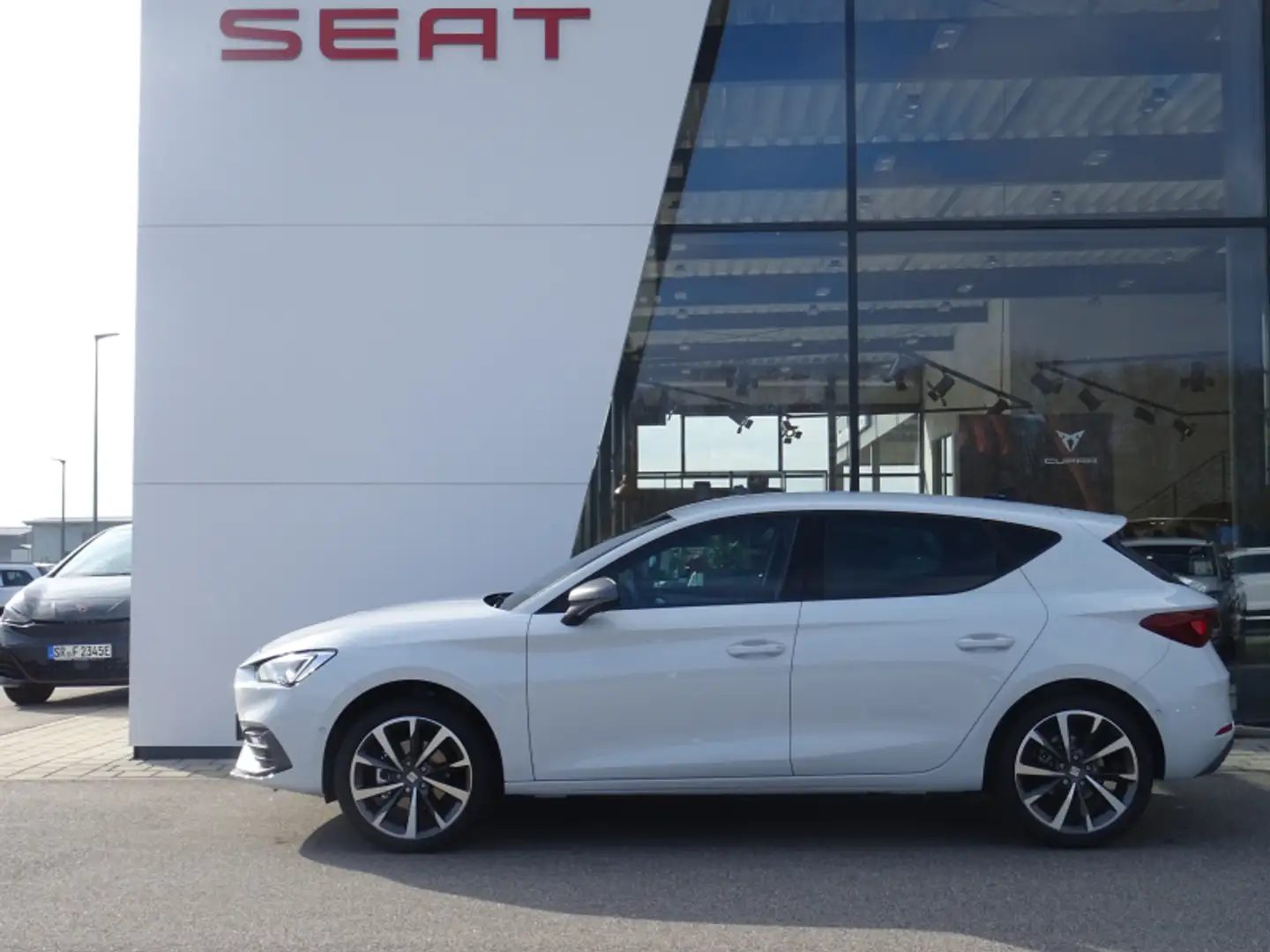 SEAT Leon Leon 1.5 eTSI ACT FR DSG 150PS Navi ACC Totwinkel Weiß - 1