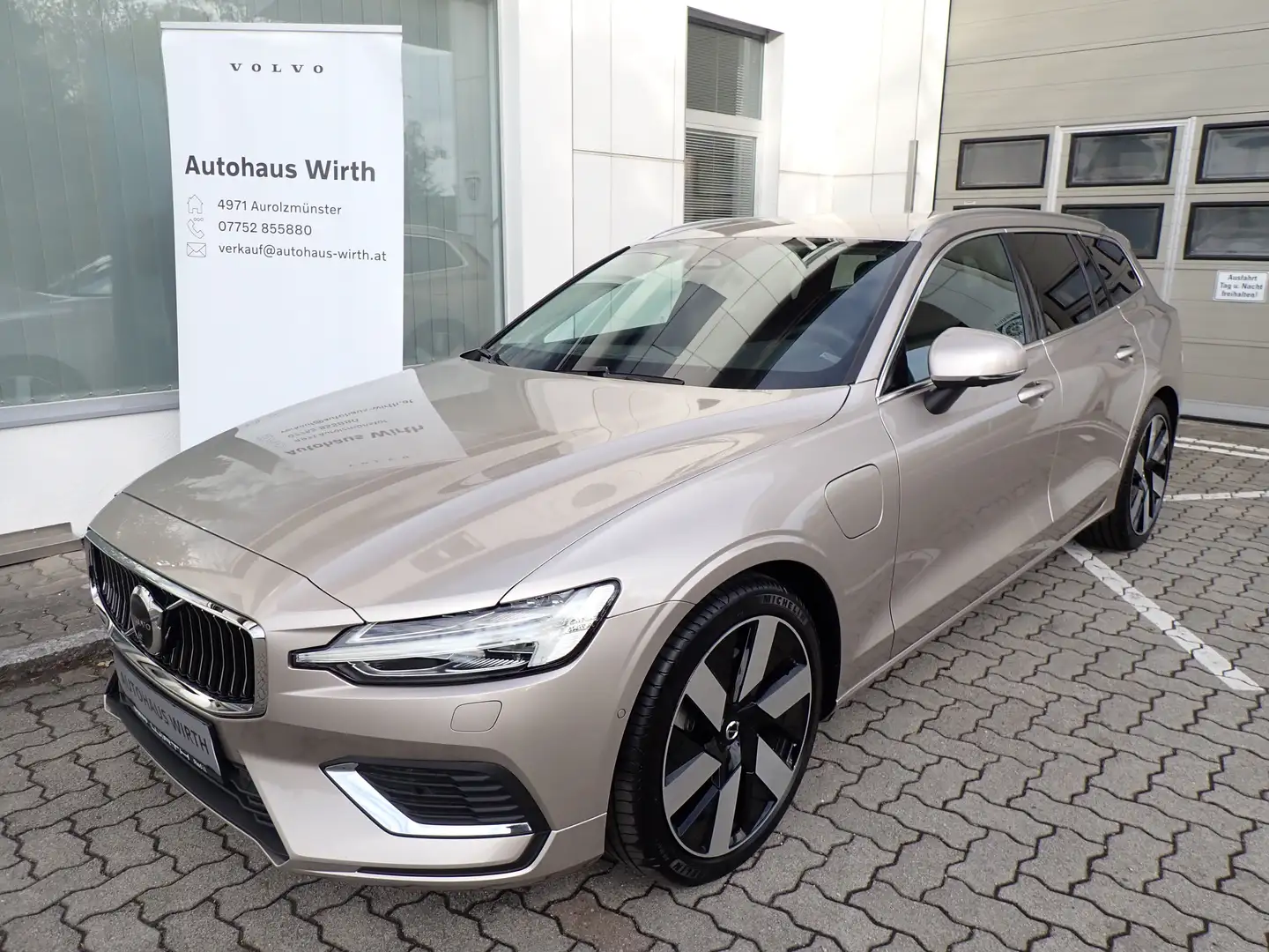 Volvo V60 T8 PHEV Plus Bright / LP. 78040.- Silber - 1