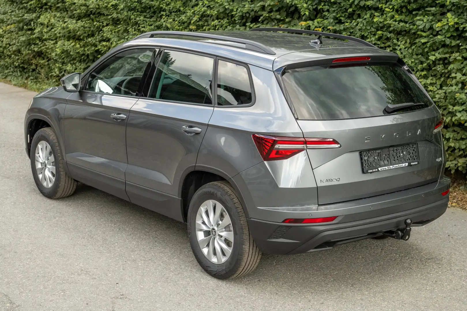 Skoda Karoq Selection 4x4 TDI mit AHK Grau - 2