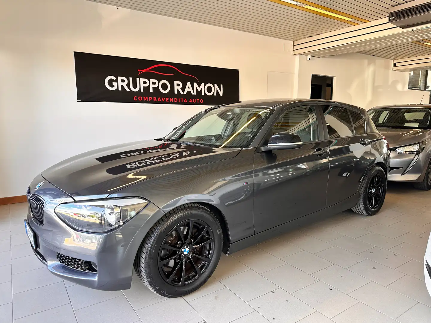 BMW 116 Serie 1 F/20-21 2011 116d 5p Urban Grijs - 1