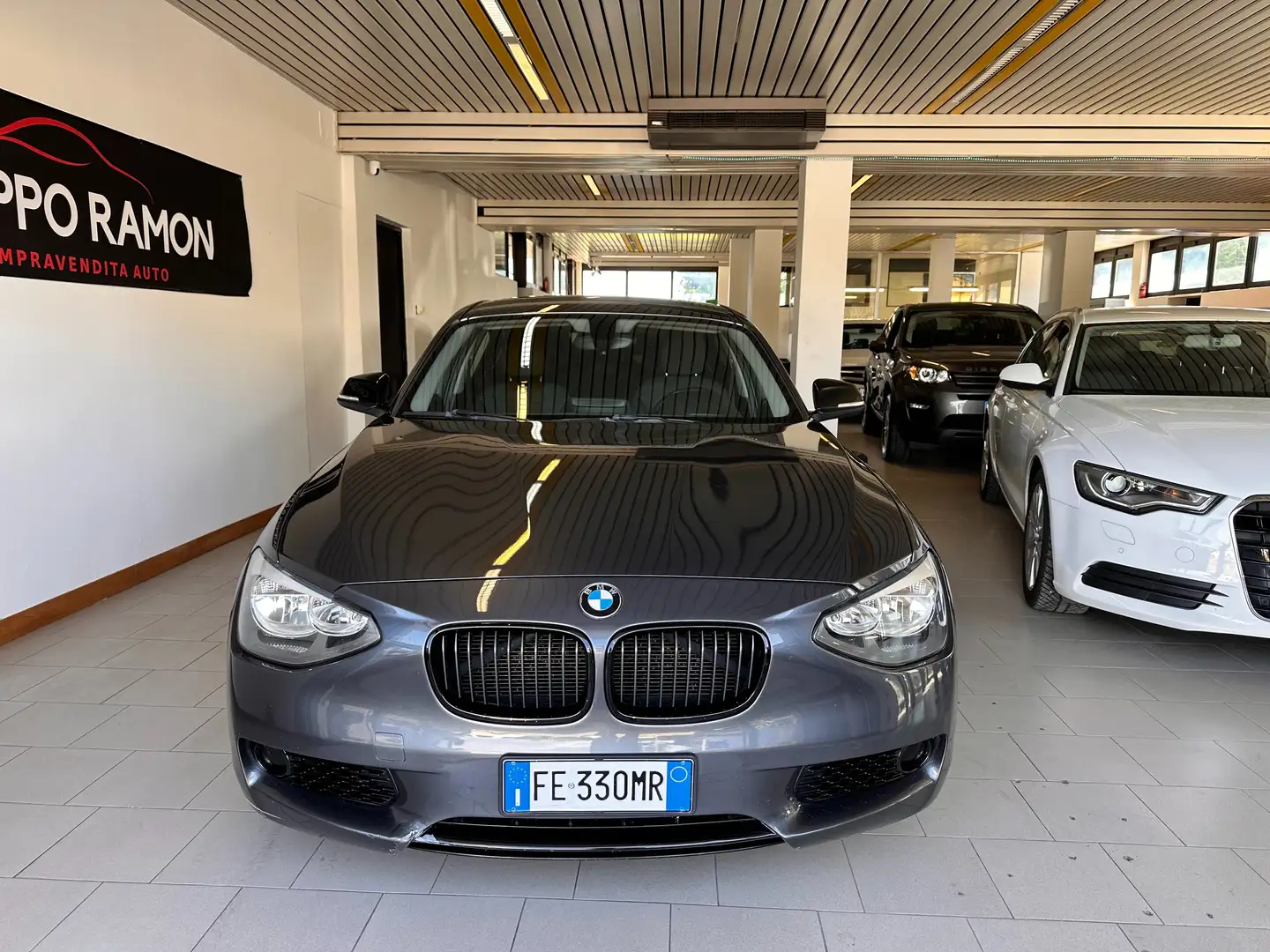 BMW 116 Serie 1 F/20-21 2011 116d 5p Urban Grijs - 2