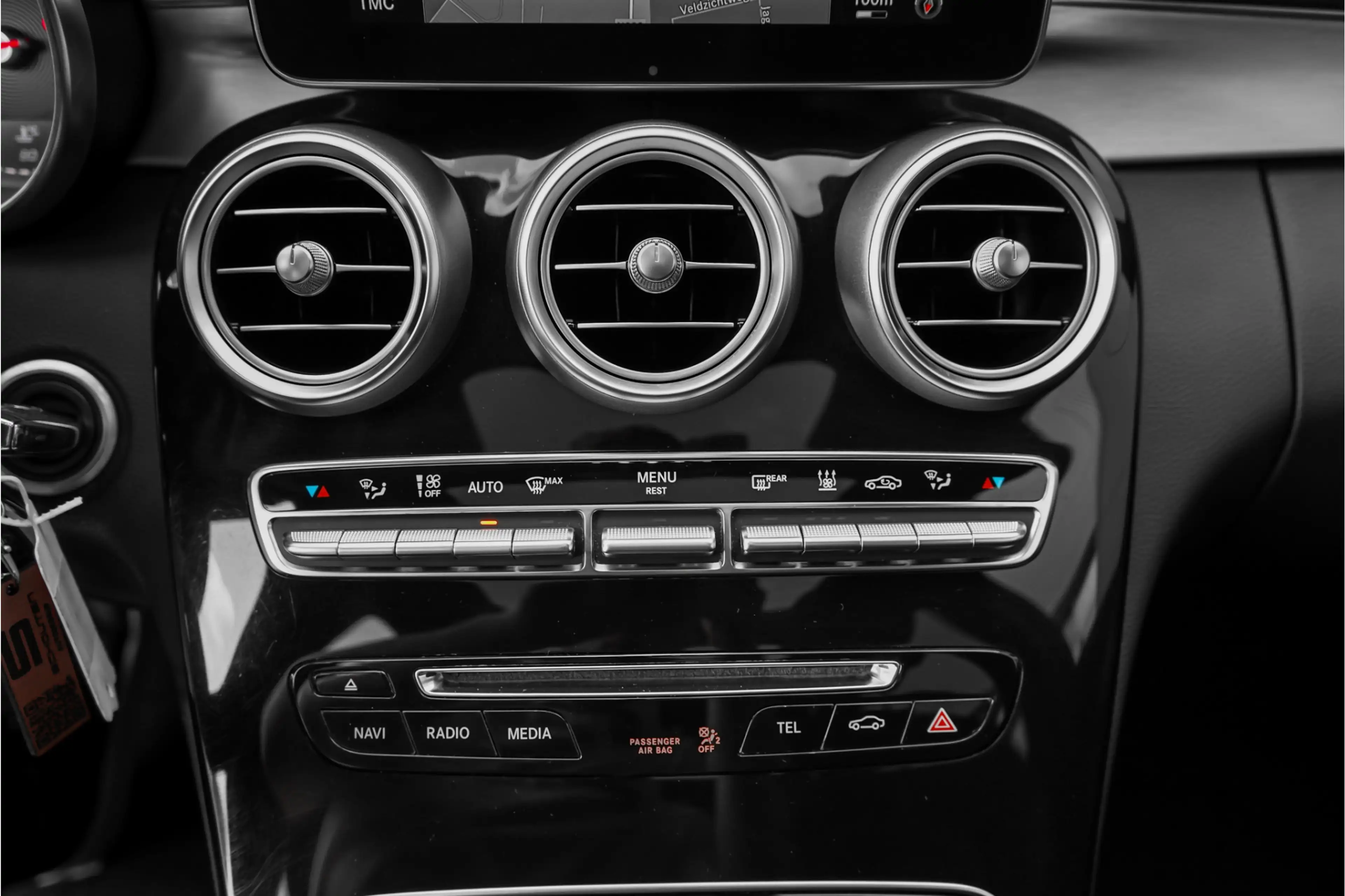 Mercedes-Benz C 400 Estate 4MATIC AMG Airmatic Pano ACC Burmester HUD — photo 27