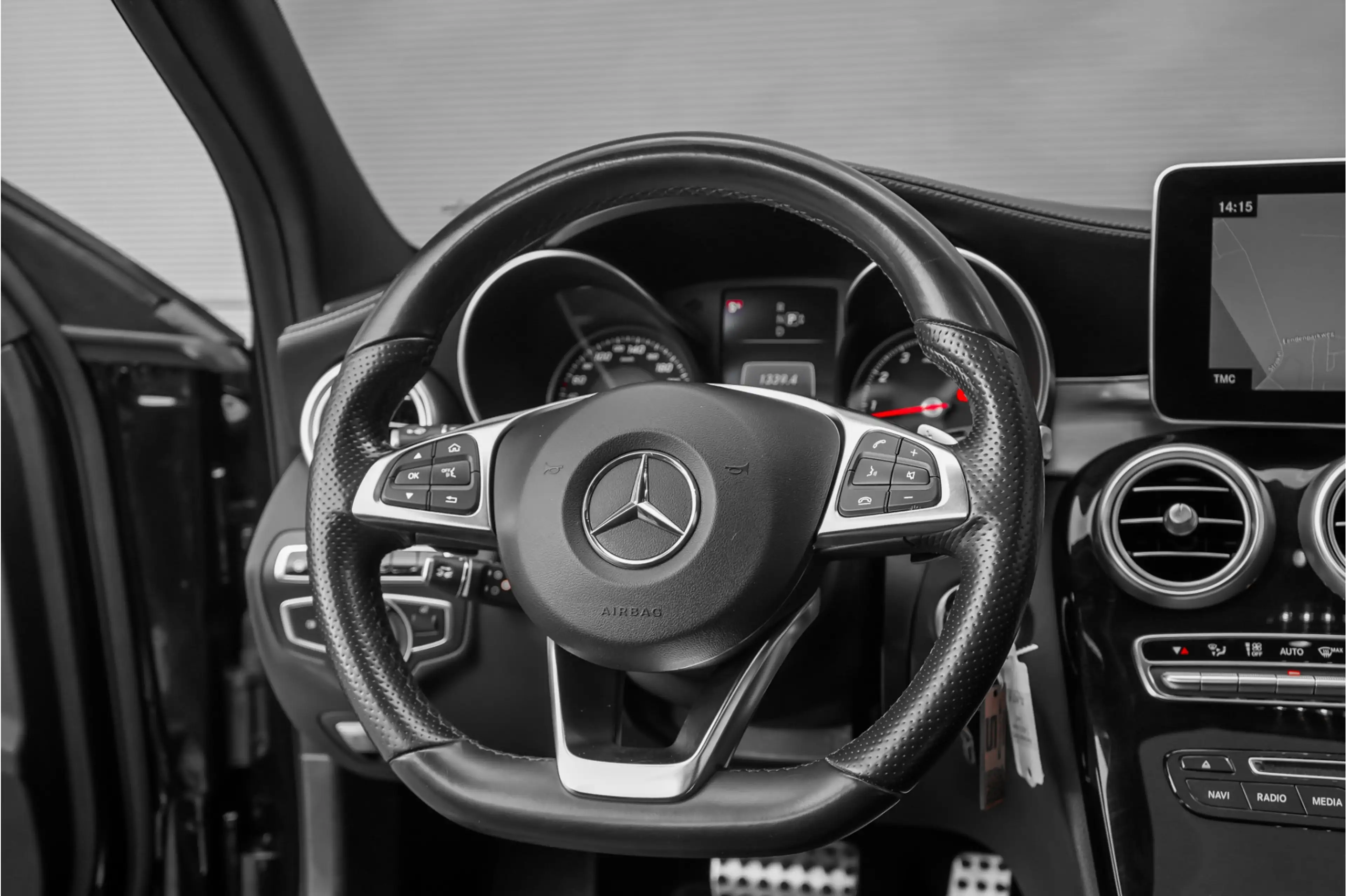 Mercedes-Benz C 400 Estate 4MATIC AMG Airmatic Pano ACC Burmester HUD — photo 21