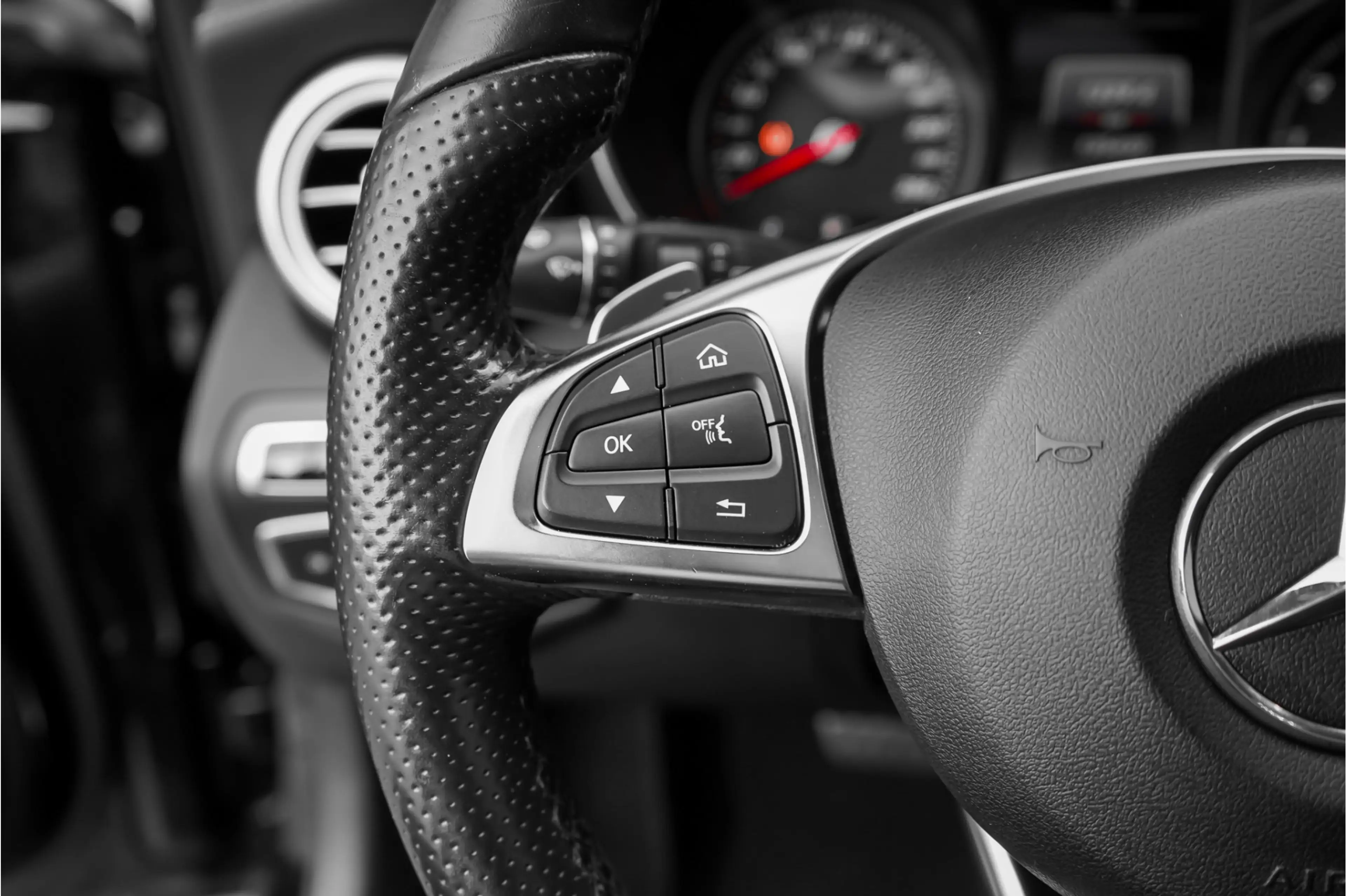 Mercedes-Benz C 400 Estate 4MATIC AMG Airmatic Pano ACC Burmester HUD — photo 33